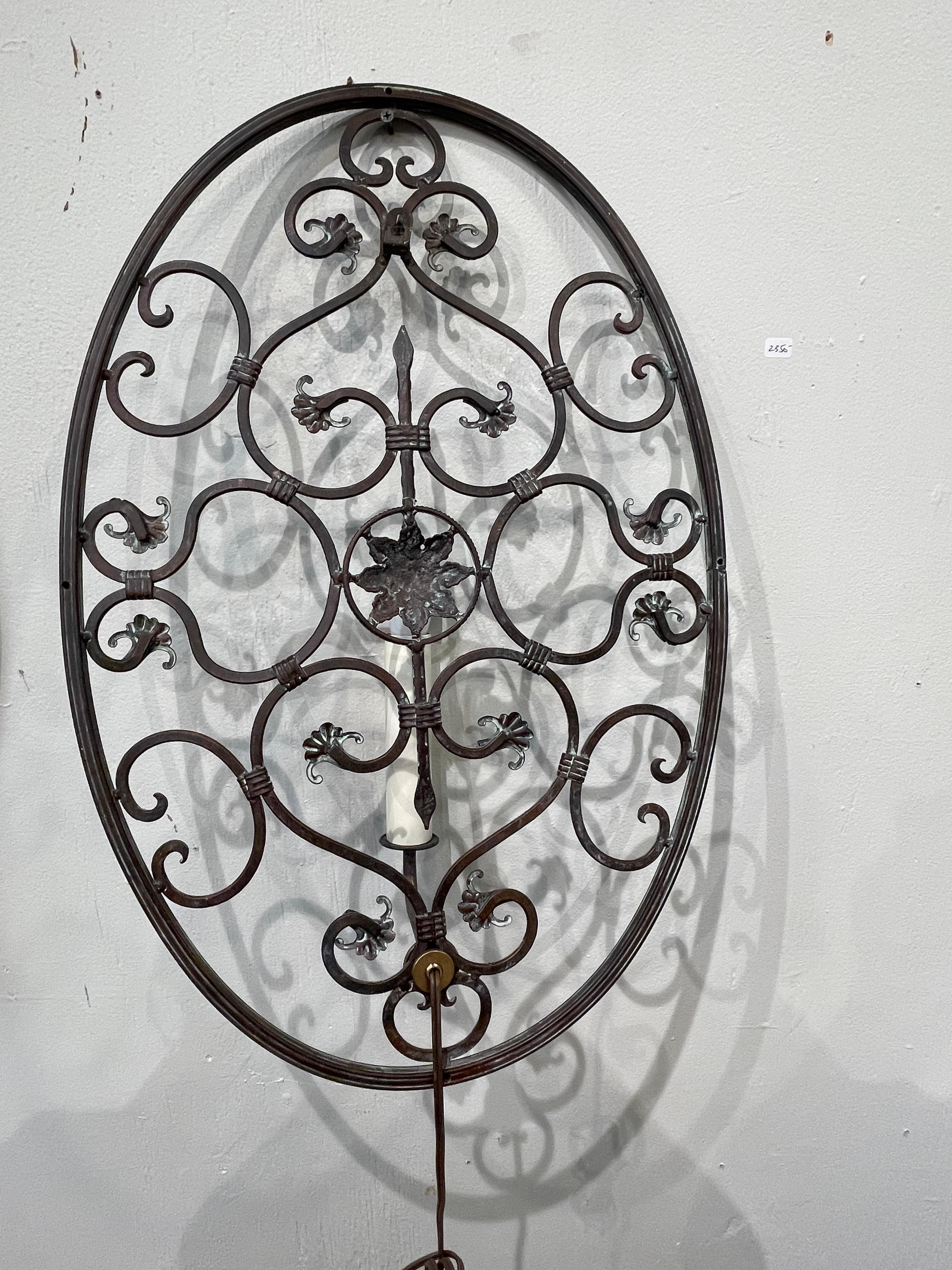 Paire d'appliques ovales néoclassiques de style Mizner en bronze percé    en vente 5