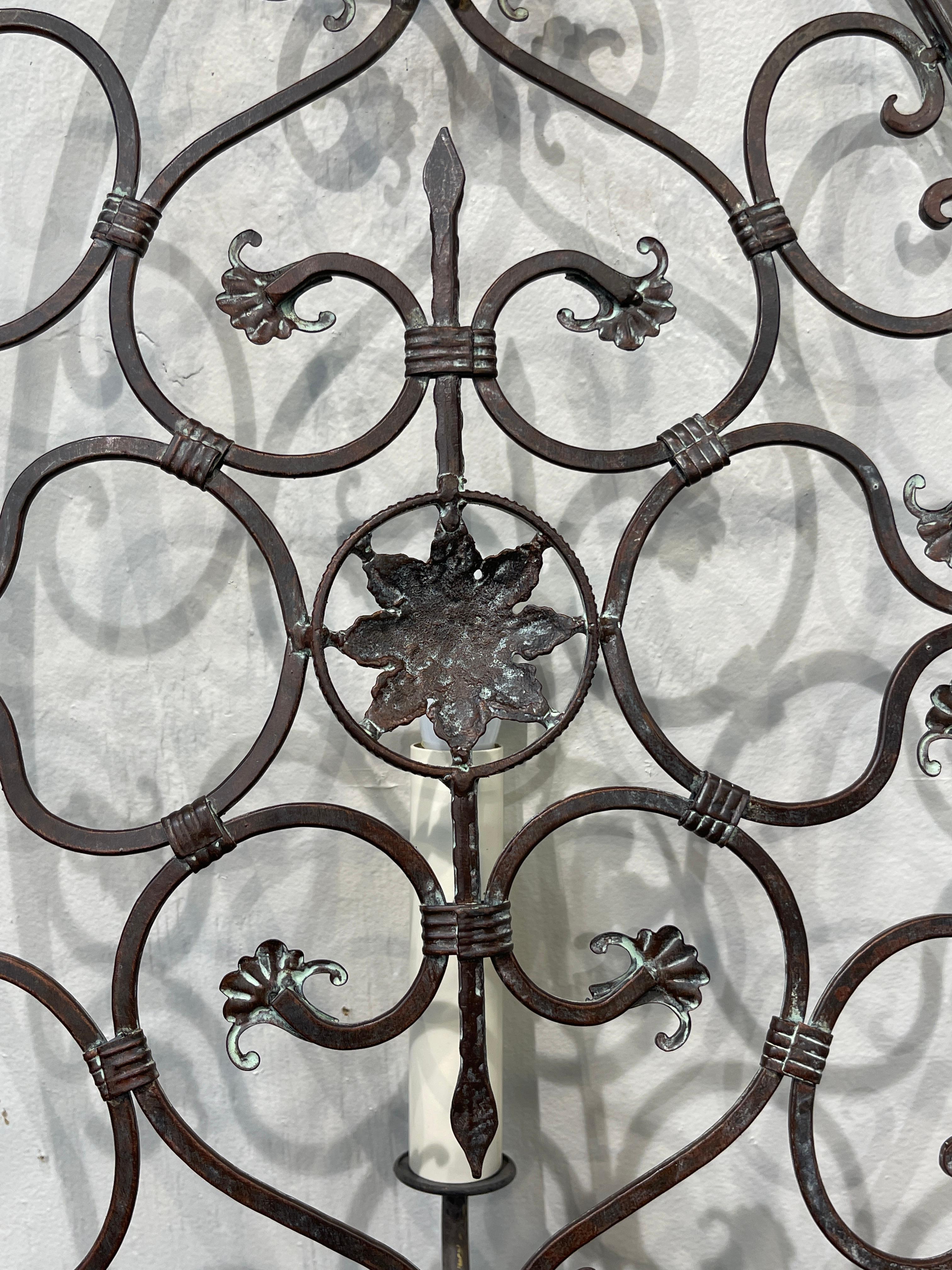 Paire d'appliques ovales néoclassiques de style Mizner en bronze percé    en vente 6