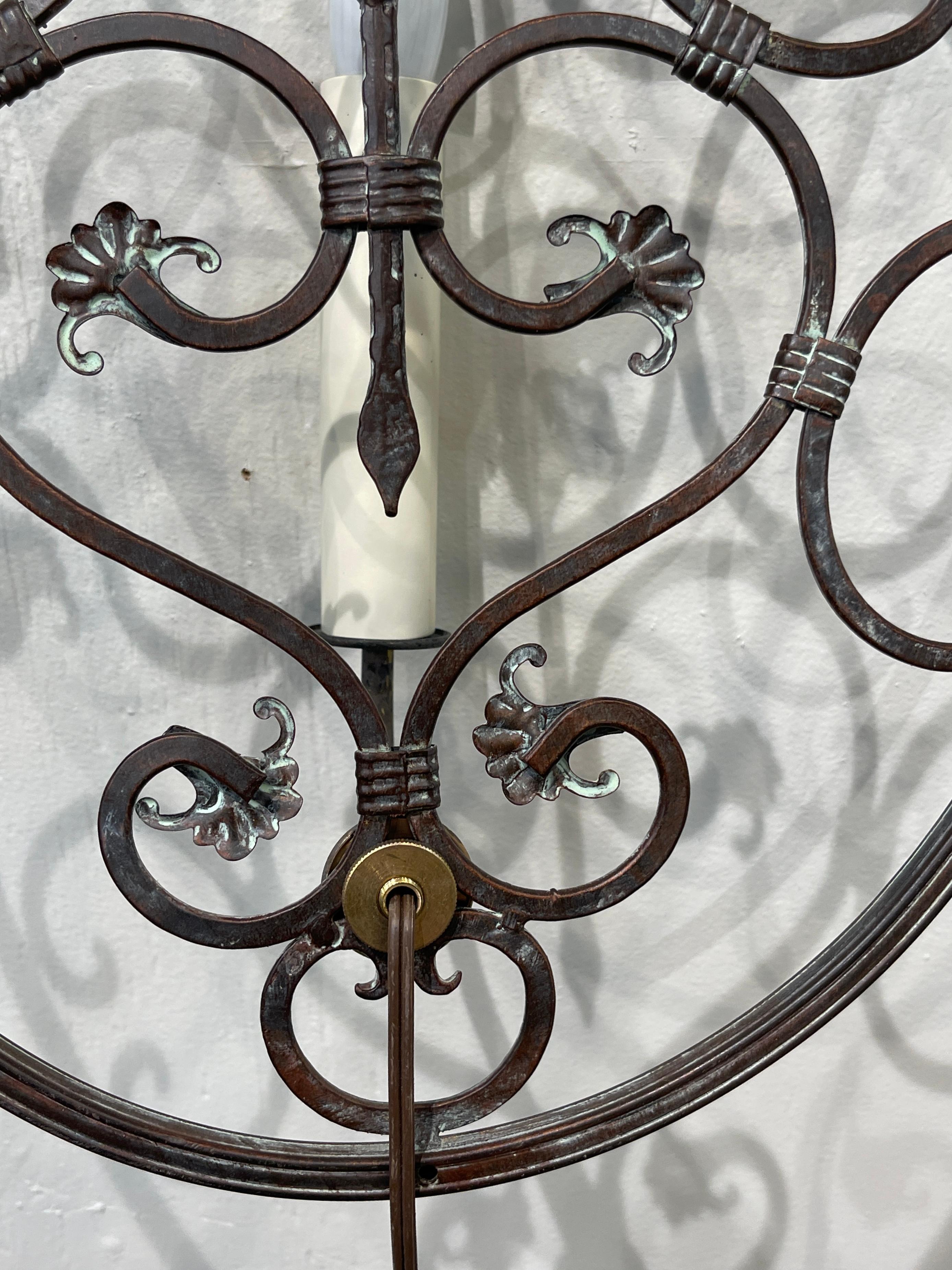 Paire d'appliques ovales néoclassiques de style Mizner en bronze percé    en vente 7