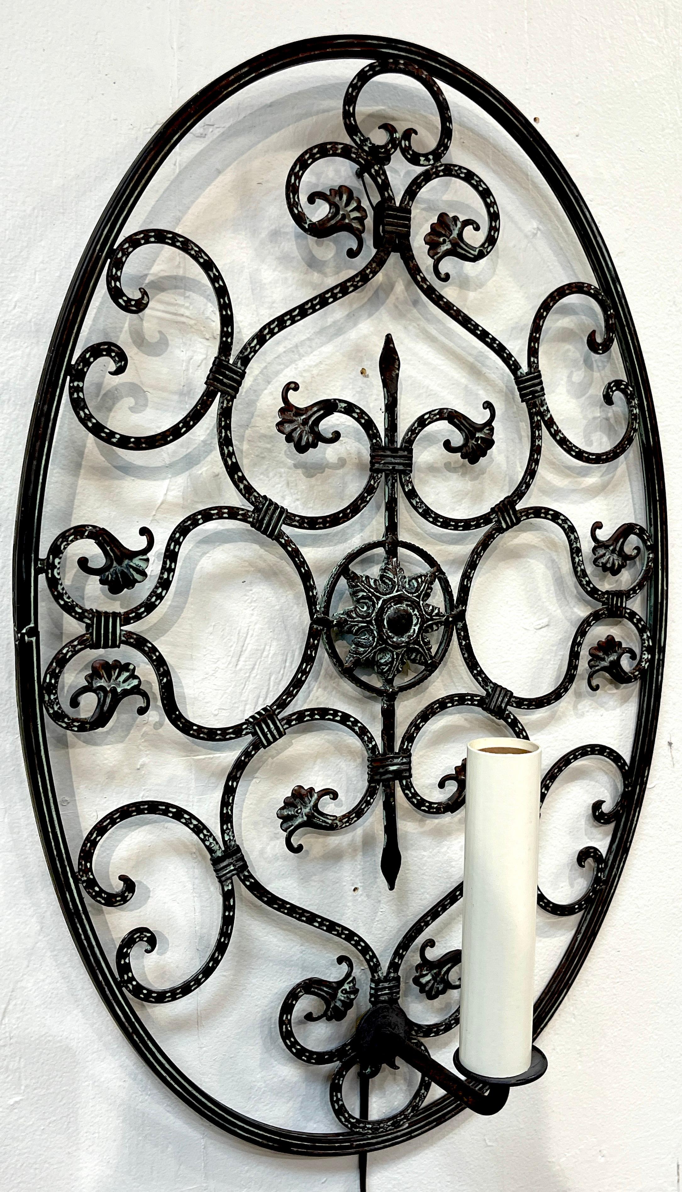 Paire d'appliques ovales néoclassiques de style Mizner en bronze percé    Bon état - En vente à West Palm Beach, FL