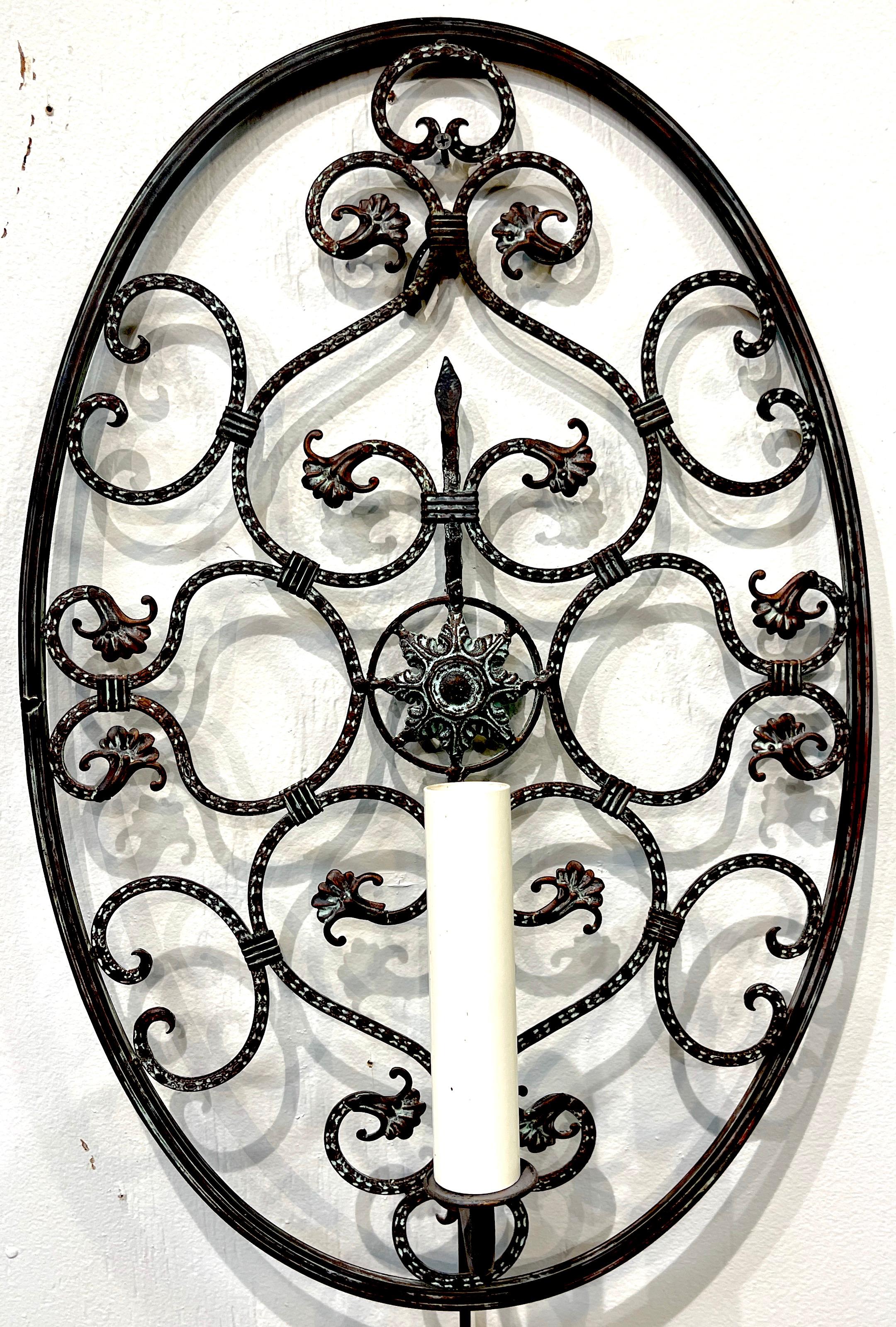 20ième siècle Paire d'appliques ovales néoclassiques de style Mizner en bronze percé    en vente