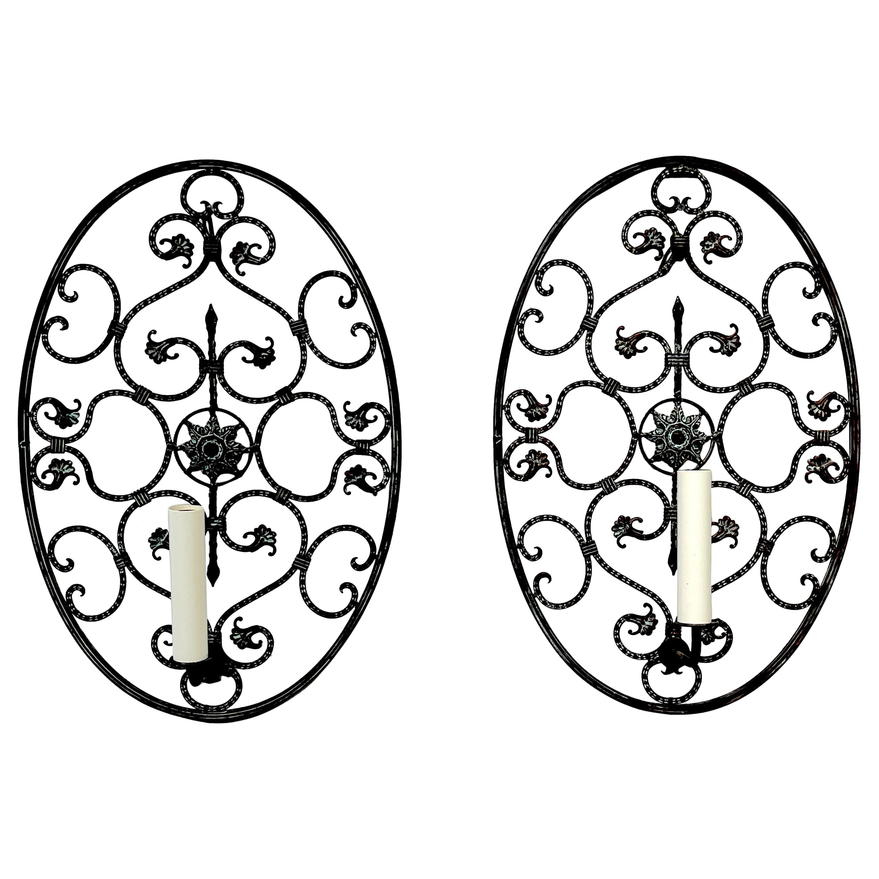Paire d'appliques ovales néoclassiques de style Mizner en bronze percé en vente