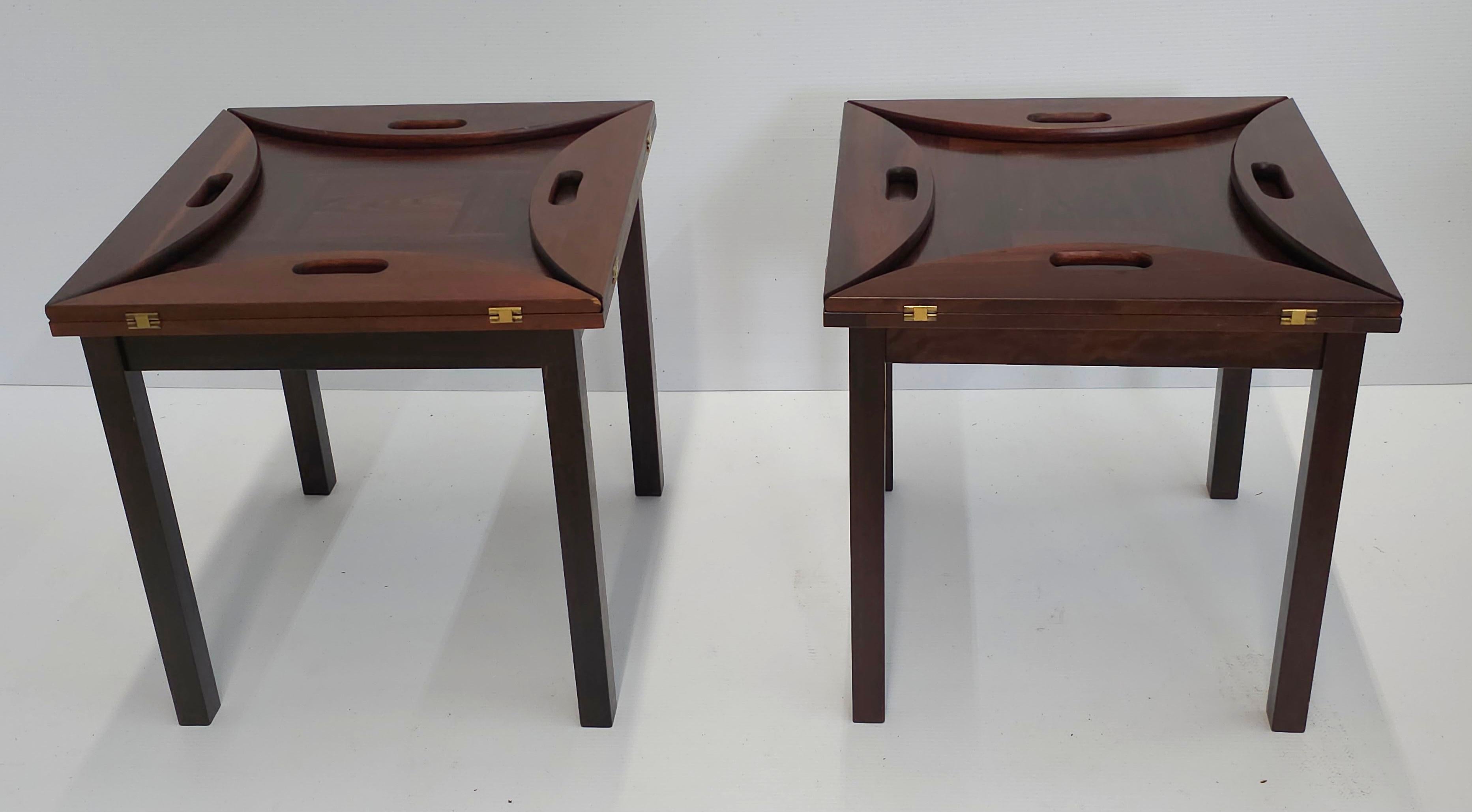 Paire d'objets du milieu du siècle  Tables d'appoint modernes danoises en palissandre Butler Tray Top par Mobelfabrikken APS. Mesurent 28,5
