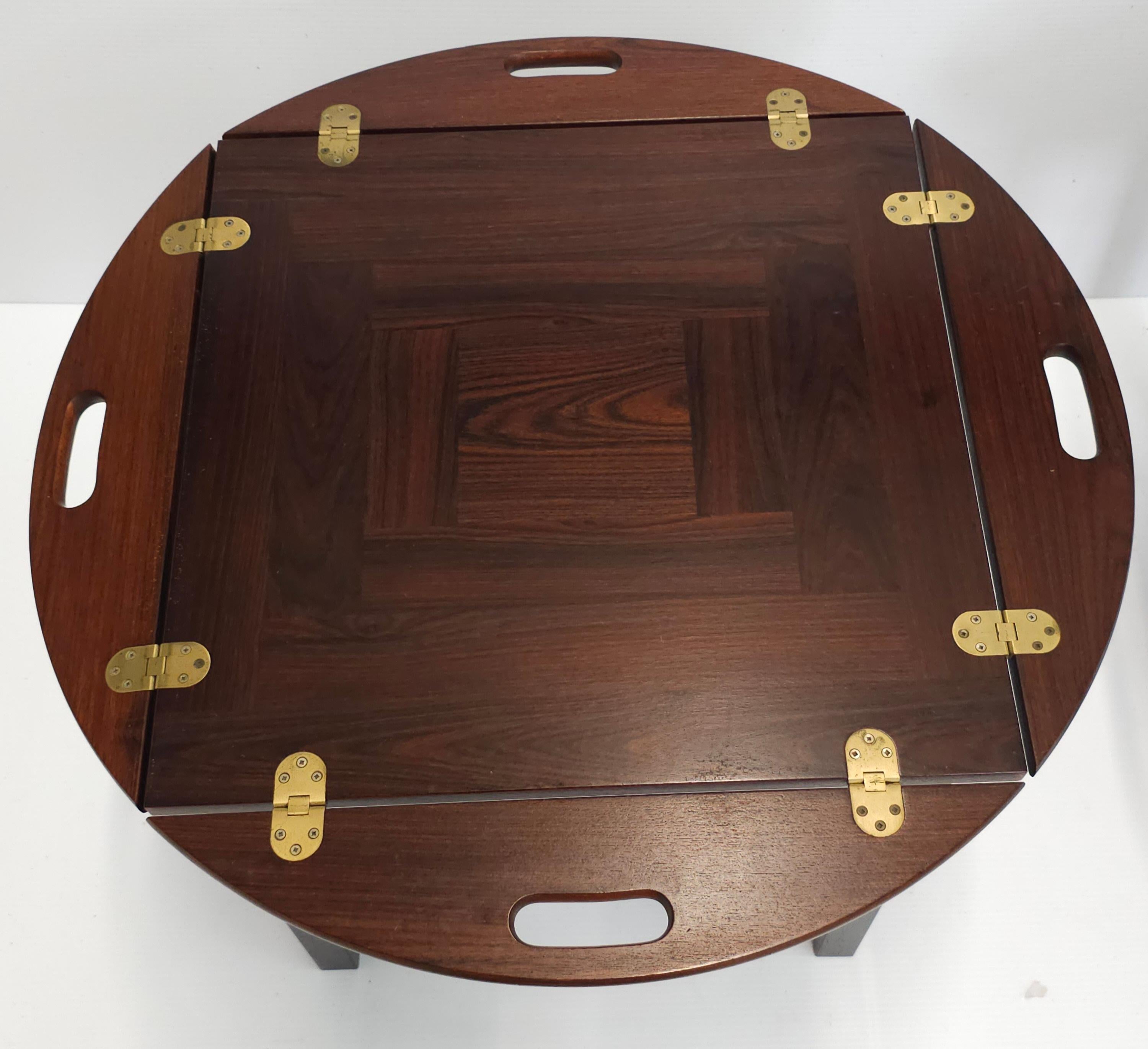 Paire de tables d'appoint danoises modernes Mobelfabrikken APS en bois de rose avec plateau Excellent état - En vente à Germantown, MD