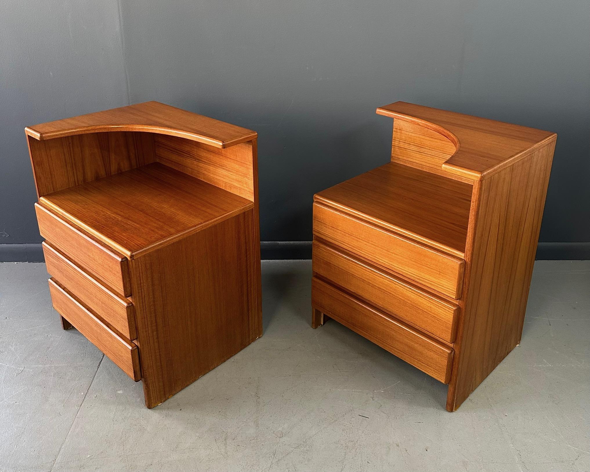 Fabricadas con precisión y excelencia en el diseño, este par de mesillas de noche de tres cajones Mobican Teak Midcentury presentan un giro moderno a un estilo clásico de mediados de siglo. Fabricada con exquisita chapa de teca, cada mesilla de