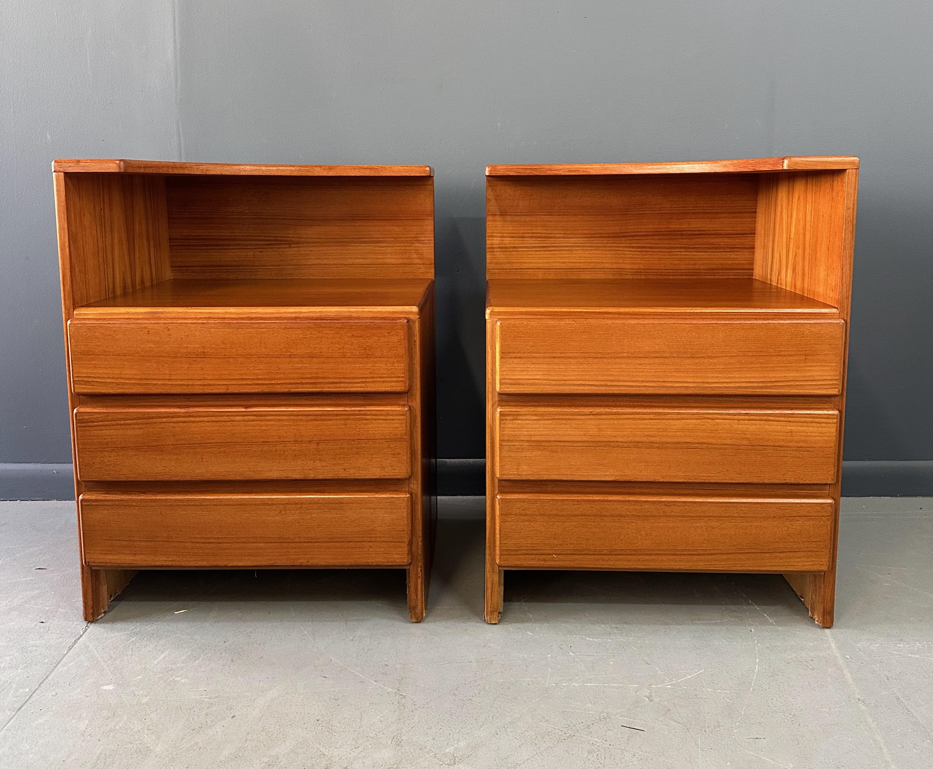Pareja de mesillas de noche de tres cajones Mobican Teak Midcentury Moderno de mediados de siglo