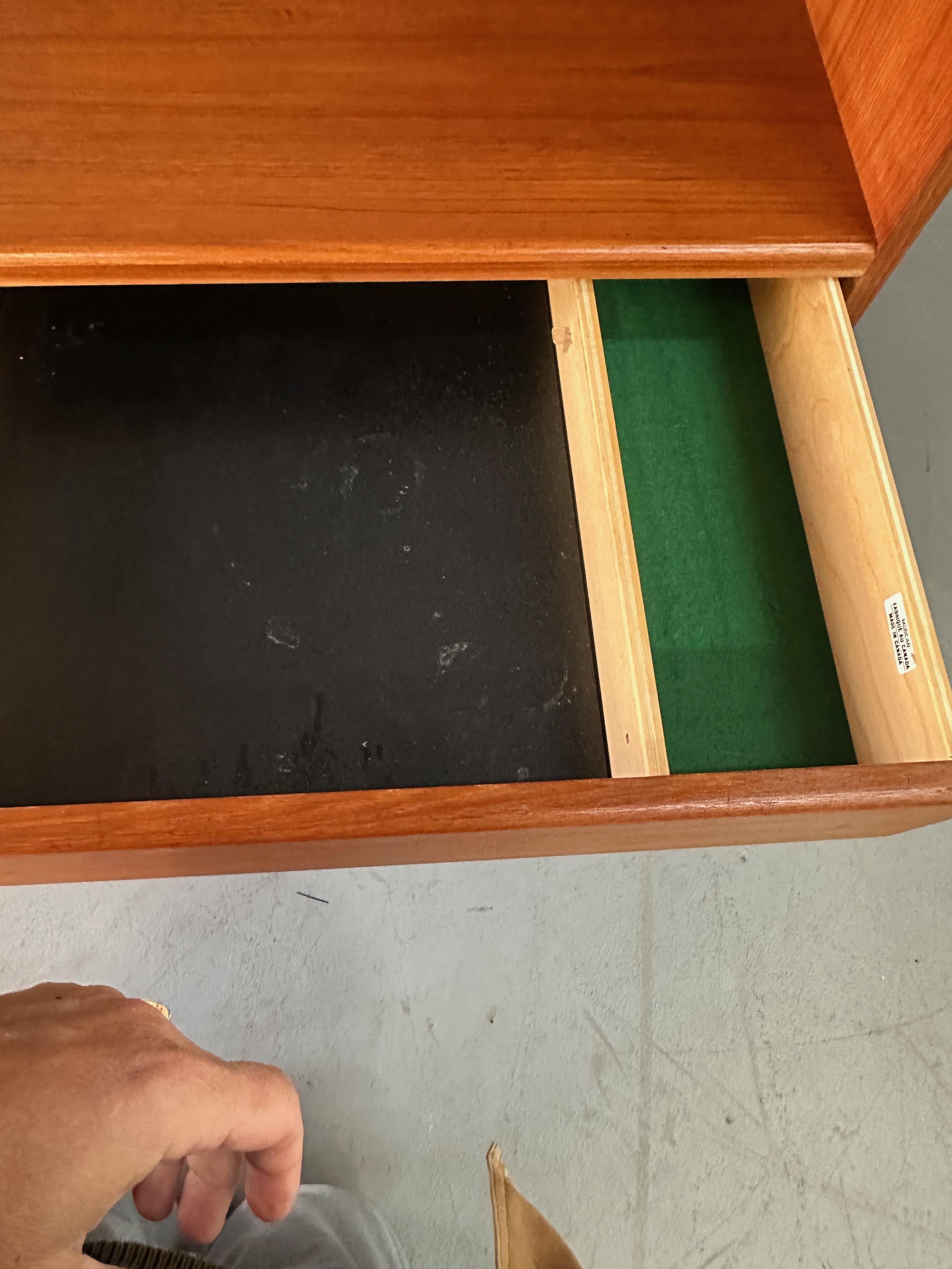 Pareja de mesillas de noche de tres cajones Mobican Teak Midcentury 1