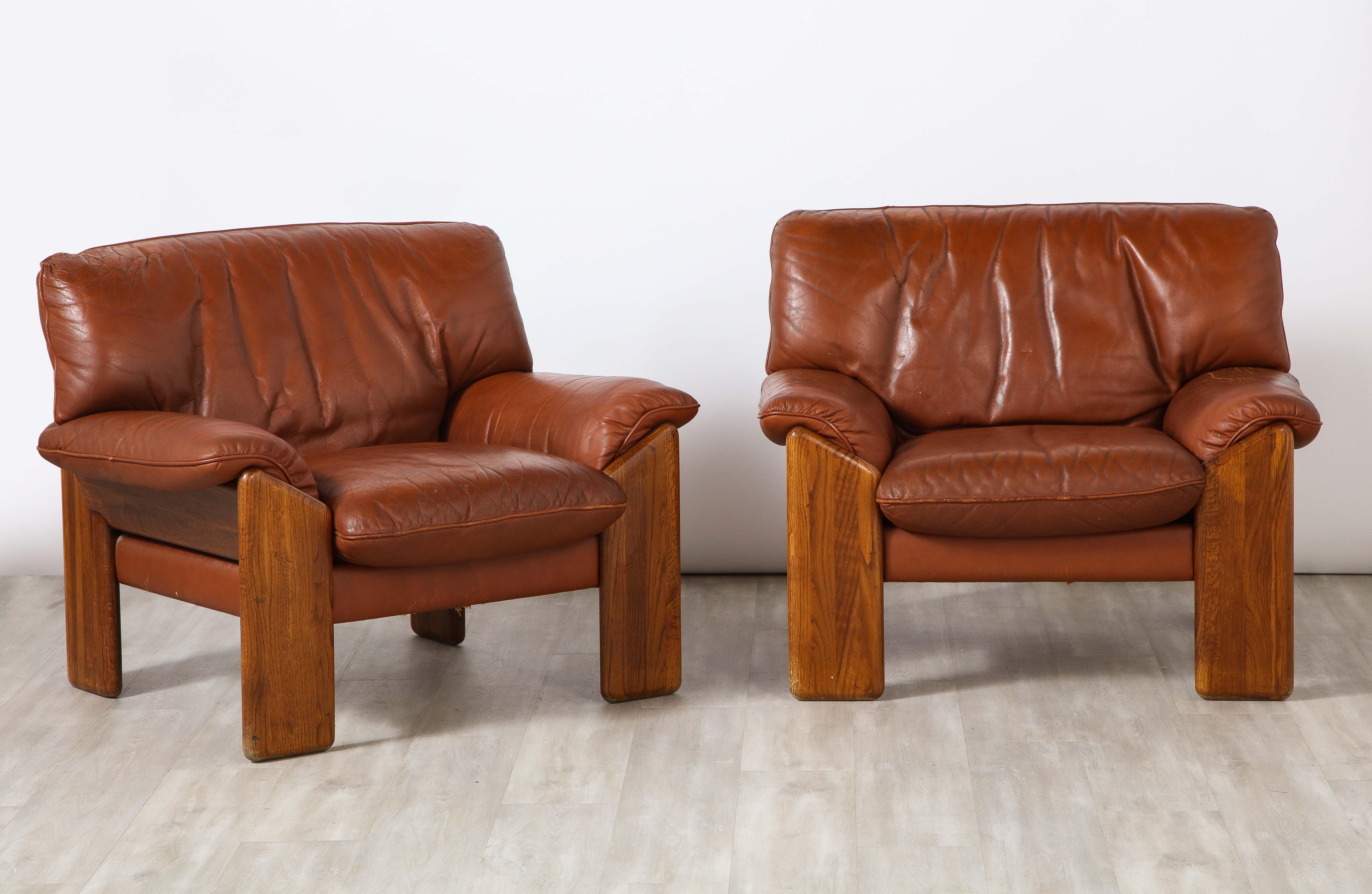 Pair of Mobil Girgi Walnut and Leather Lounge Chairs, Italian 1970's In Good Condition In New York, NY