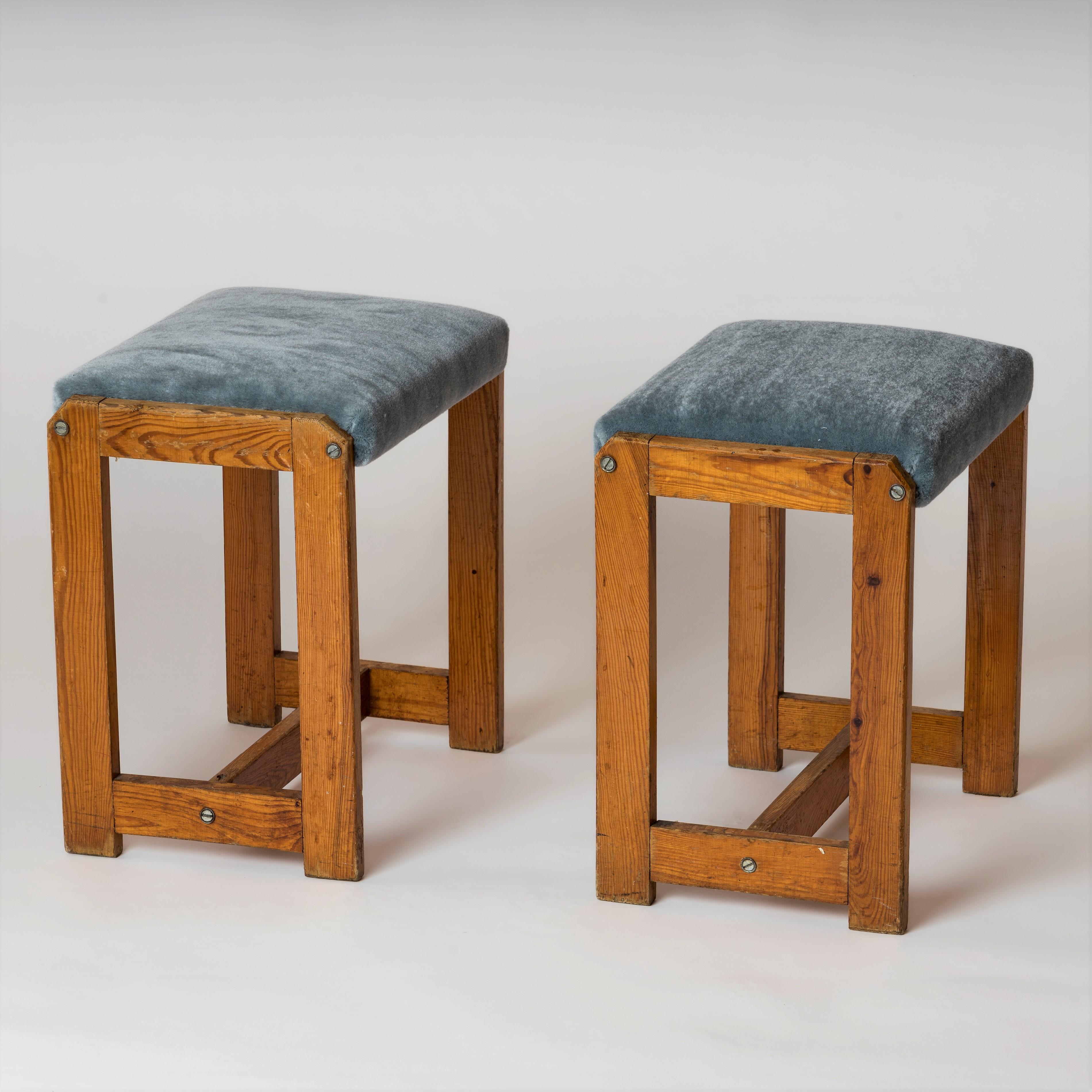 Elegant pair of minimalist solid pinewood stools with fresh Pierre Frey mohair upholstery. In the style of Perriand and Les Arcs Mobilier de Montagne.
In fair vintage condition.
These stools will ship from France and can be returned to either