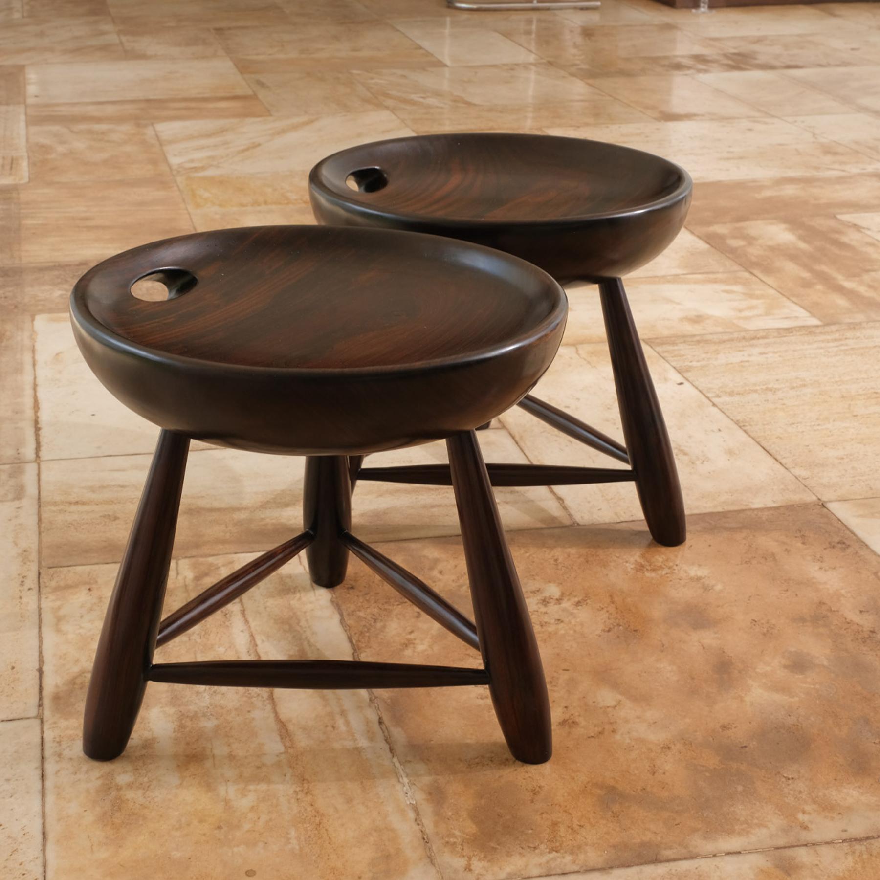 Le tabouret mocho a été conçu par Sergio Rodrigues en 1954, avant de fonder le magasin Oca.
Fabriqué en bois massif tourné, il est une interprétation libre du 