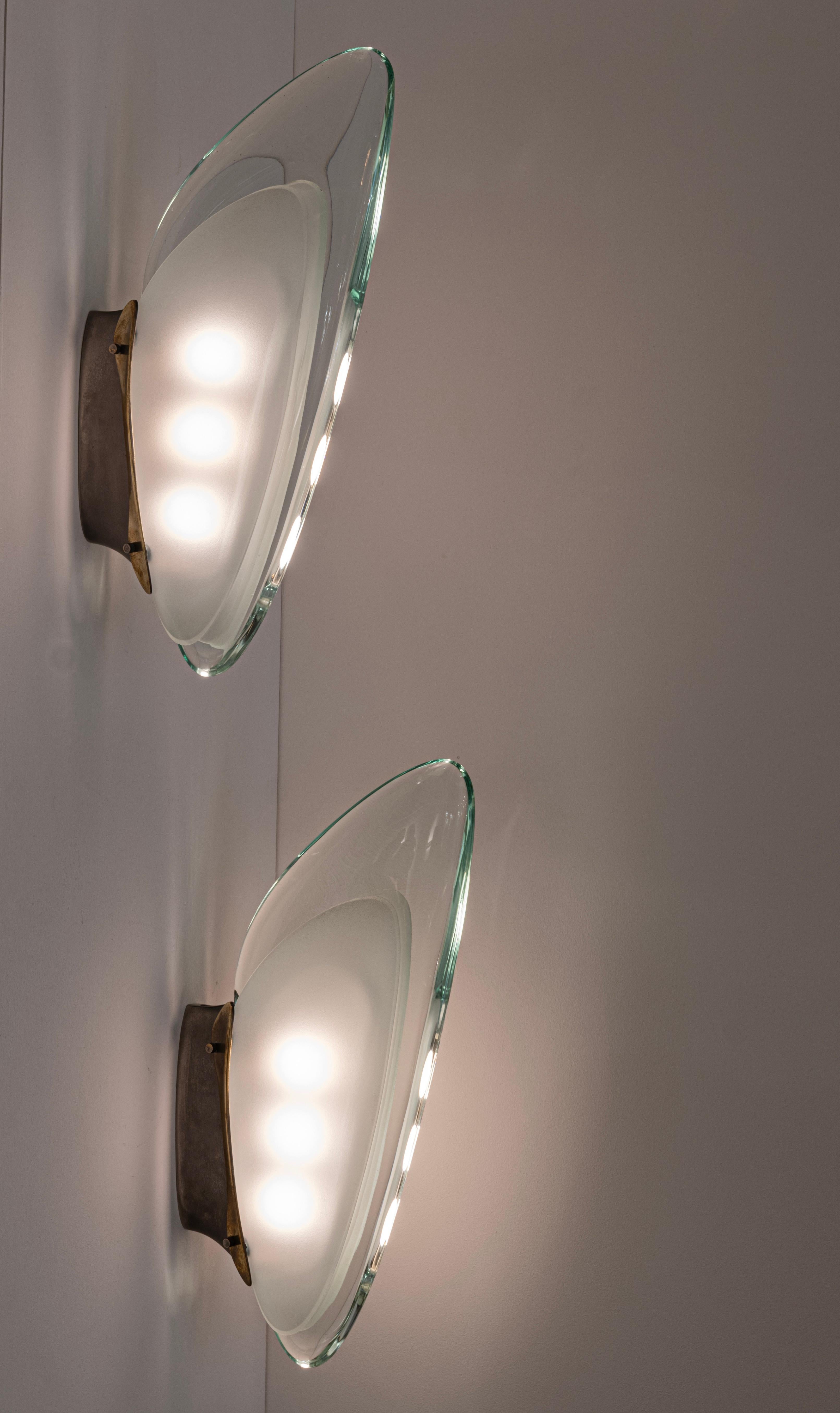 Paire d'appliques en verre Mod. 1552 de Max Ingrand pour Fontana Arte, Italie, vers 1956 en vente 4