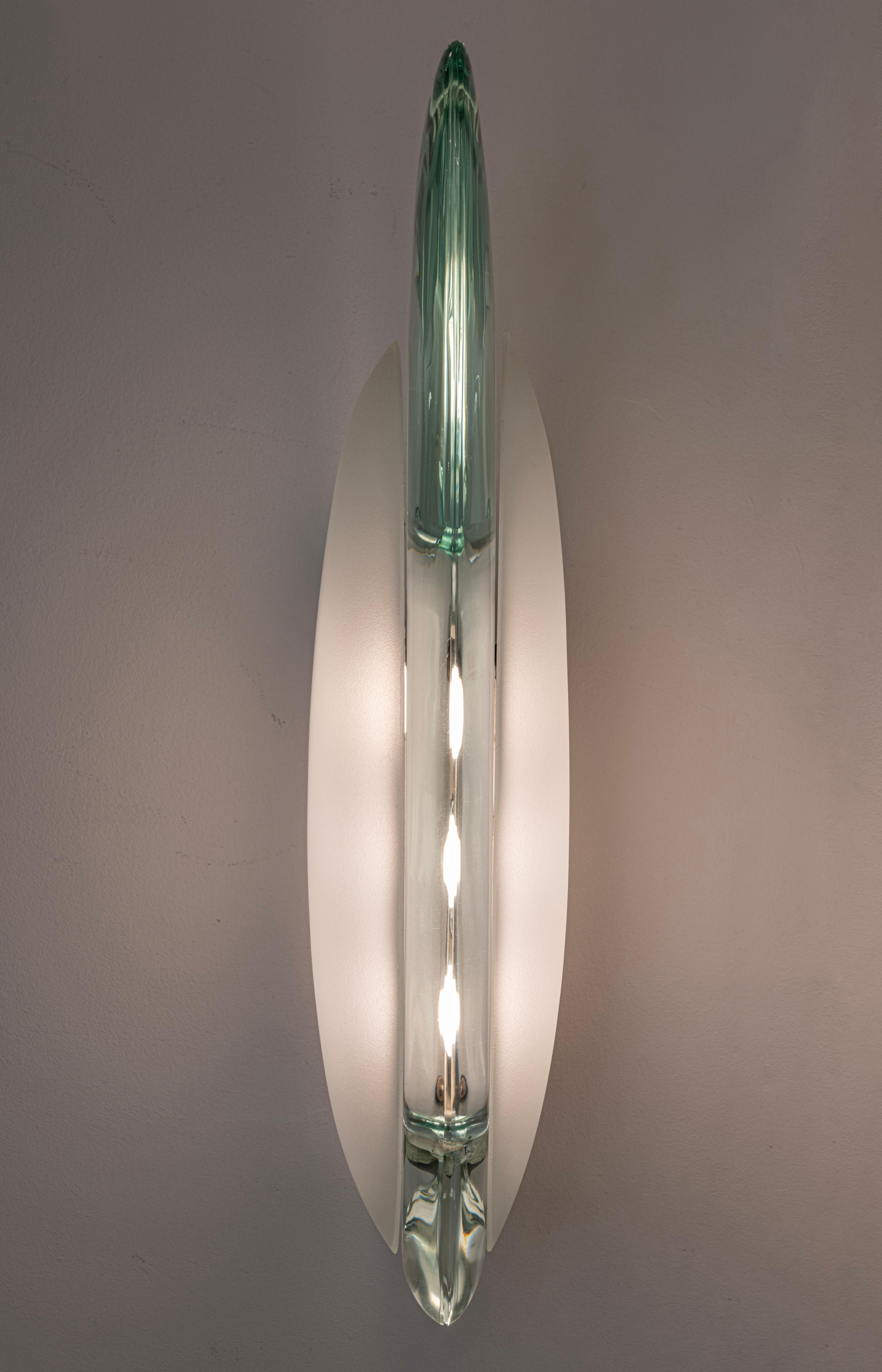 Paire d'appliques en verre Mod. 1552 de Max Ingrand pour Fontana Arte, Italie, vers 1956 Bon état - En vente à London, GB