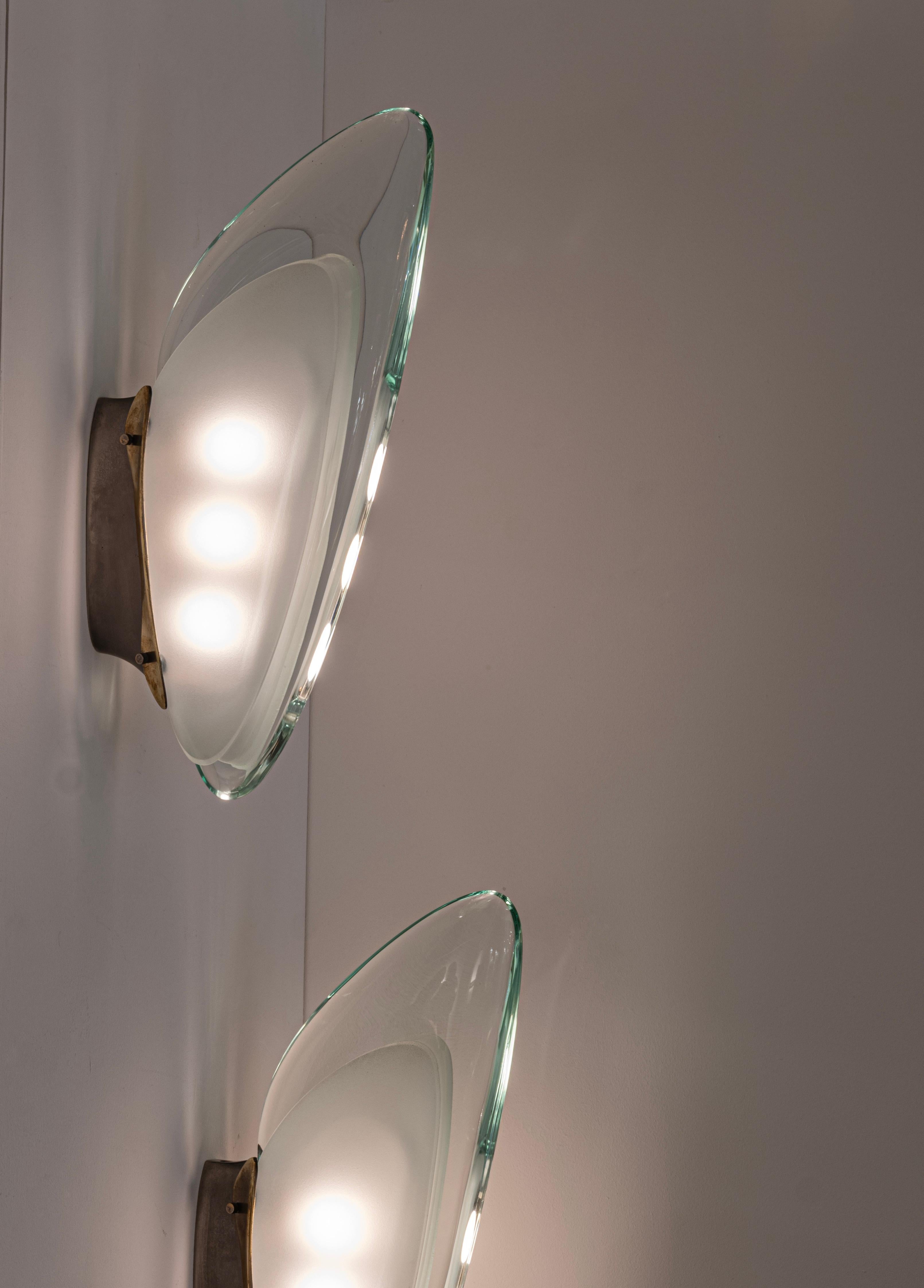 Milieu du XXe siècle Paire d'appliques en verre Mod. 1552 de Max Ingrand pour Fontana Arte, Italie, vers 1956 en vente