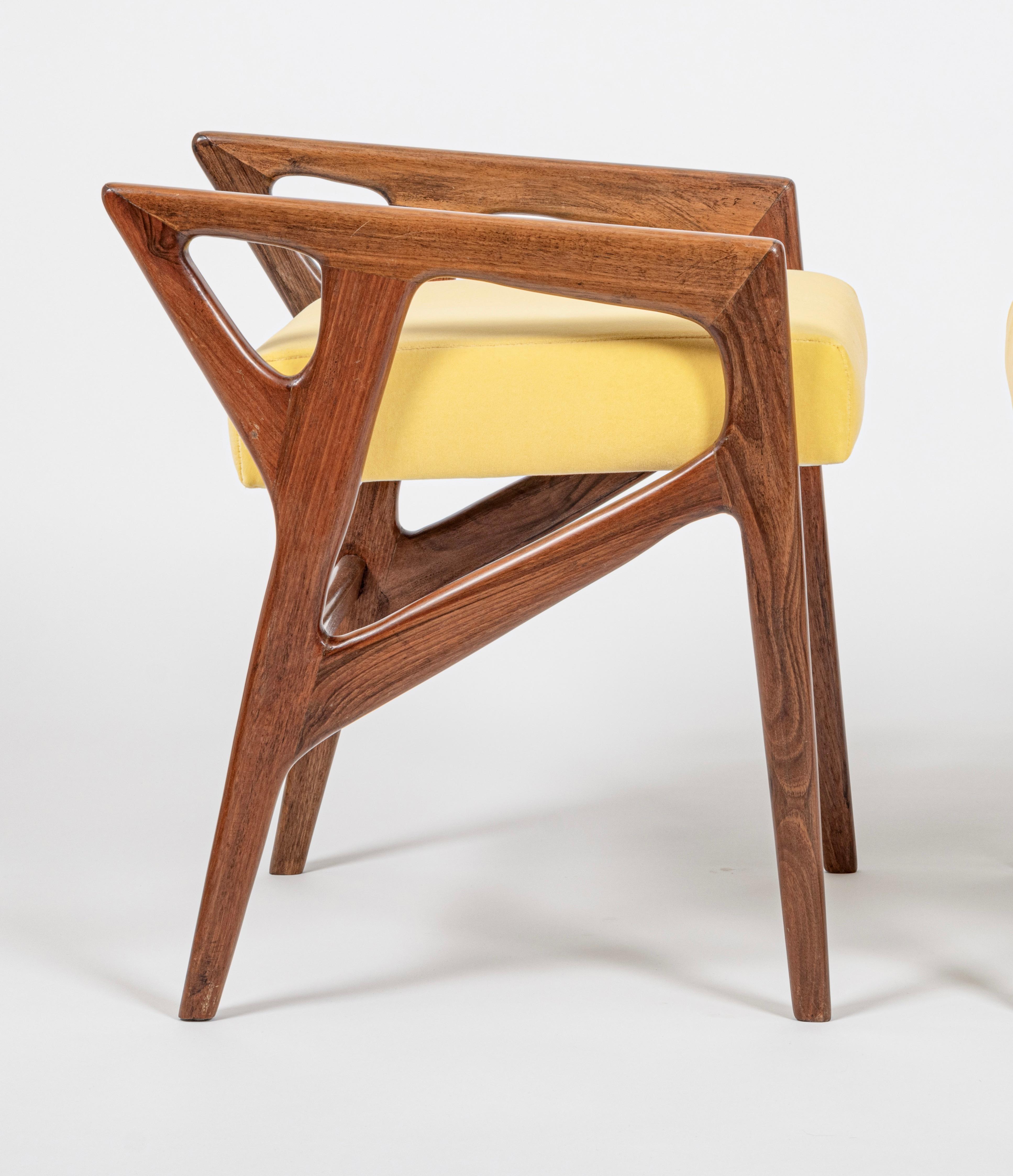 Pair of Mod. 687 Walnut Stools / Ottomans by Gio Ponti for Cassina, c.1953 For Sale 3