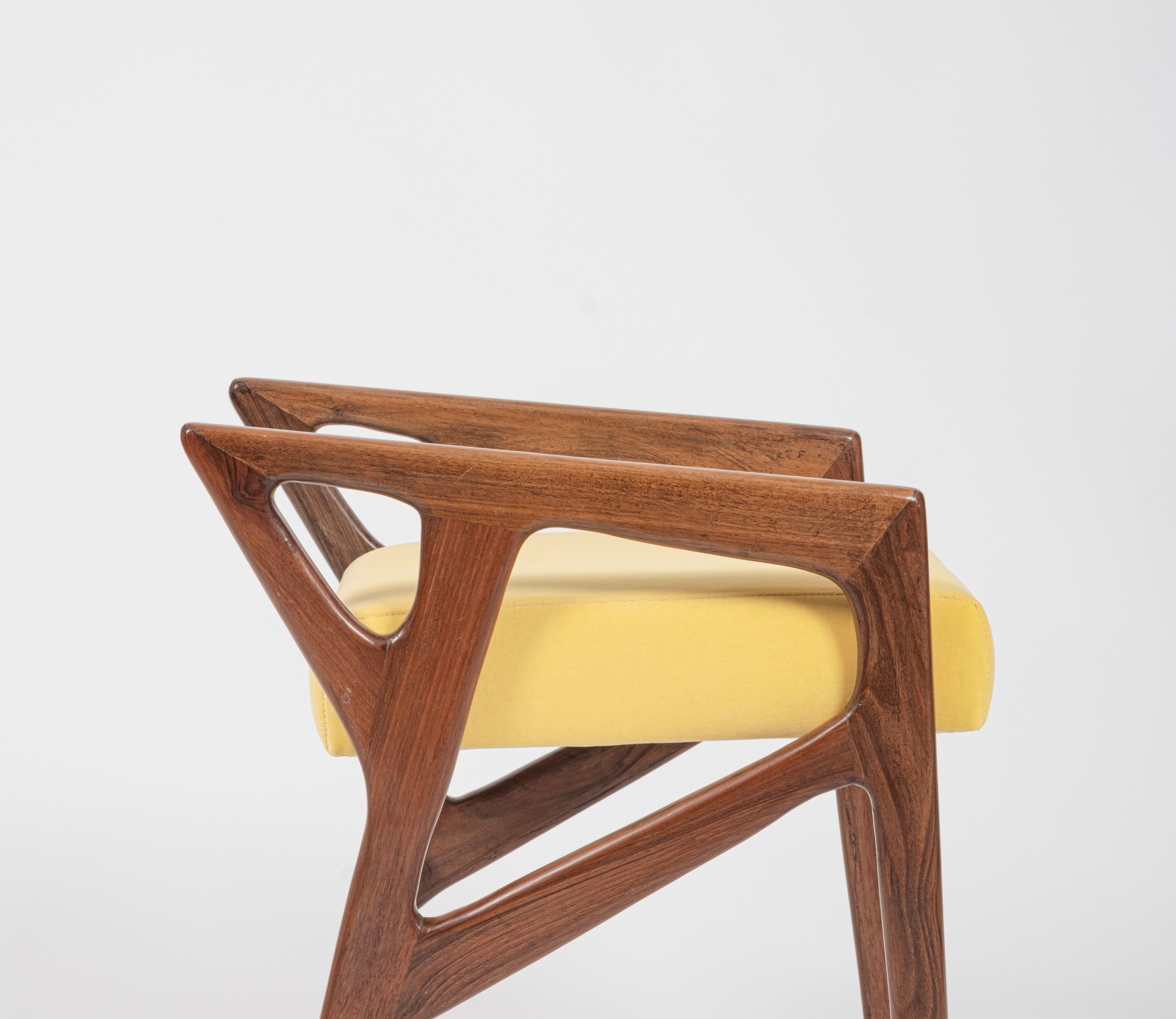 Pair of Mod. 687 Walnut Stools / Ottomans by Gio Ponti for Cassina, c.1953 For Sale 5
