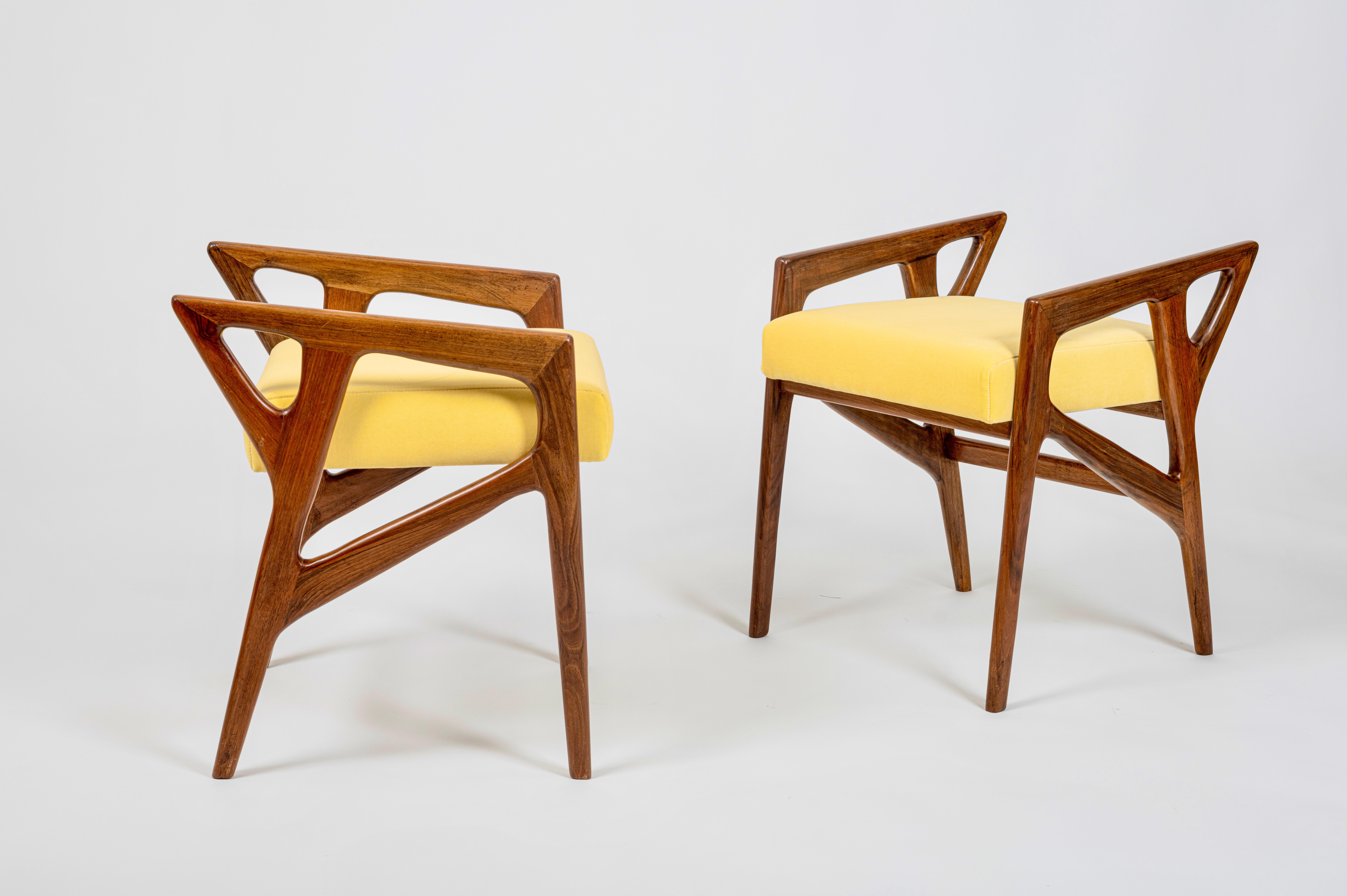 Pair of Mod. 687 Walnut Stools / Ottomans by Gio Ponti for Cassina, c.1953 In Good Condition For Sale In London, GB
