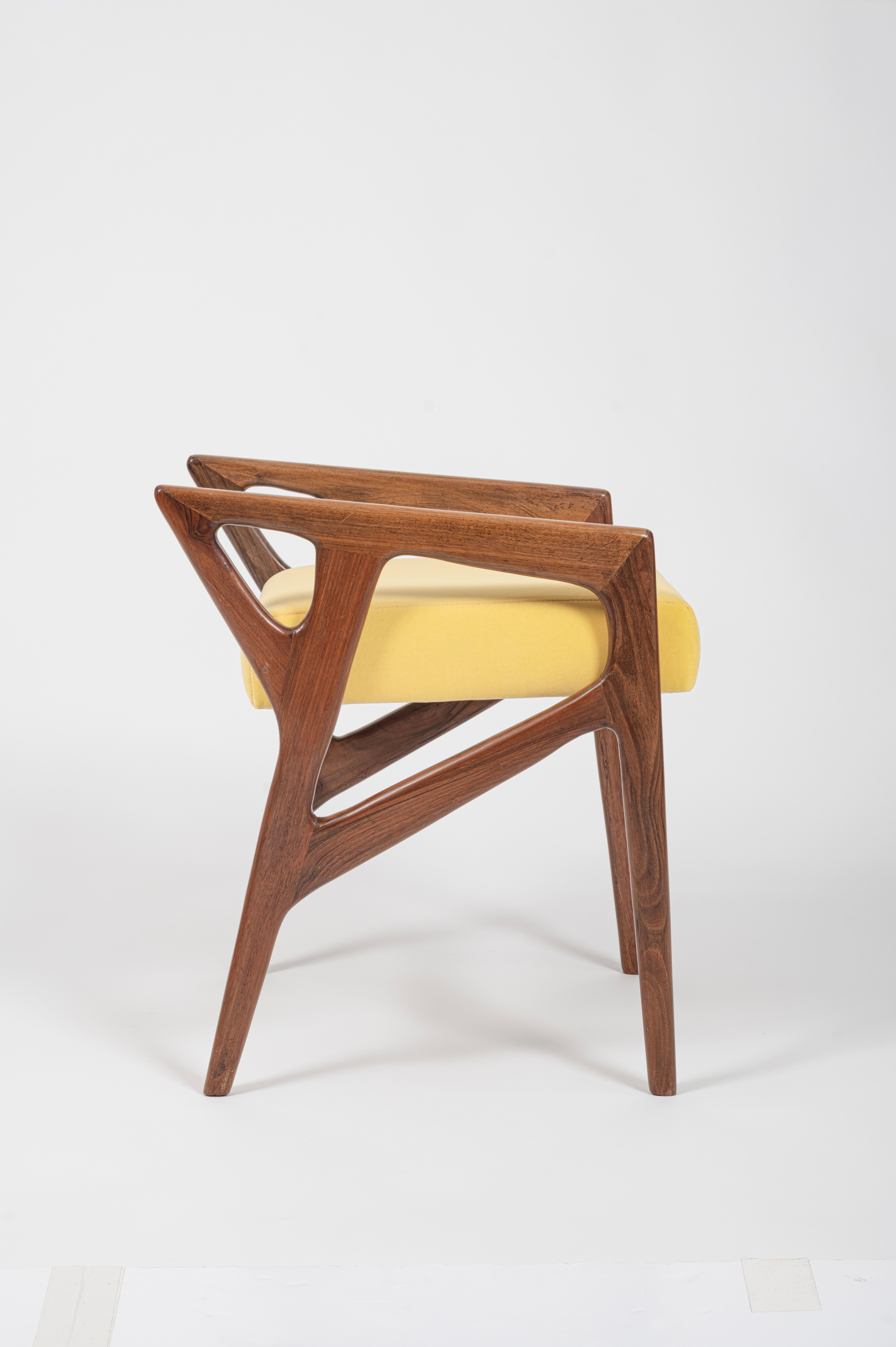 Mid-20th Century Pair of Mod. 687 Walnut Stools / Ottomans by Gio Ponti for Cassina, c.1953 For Sale