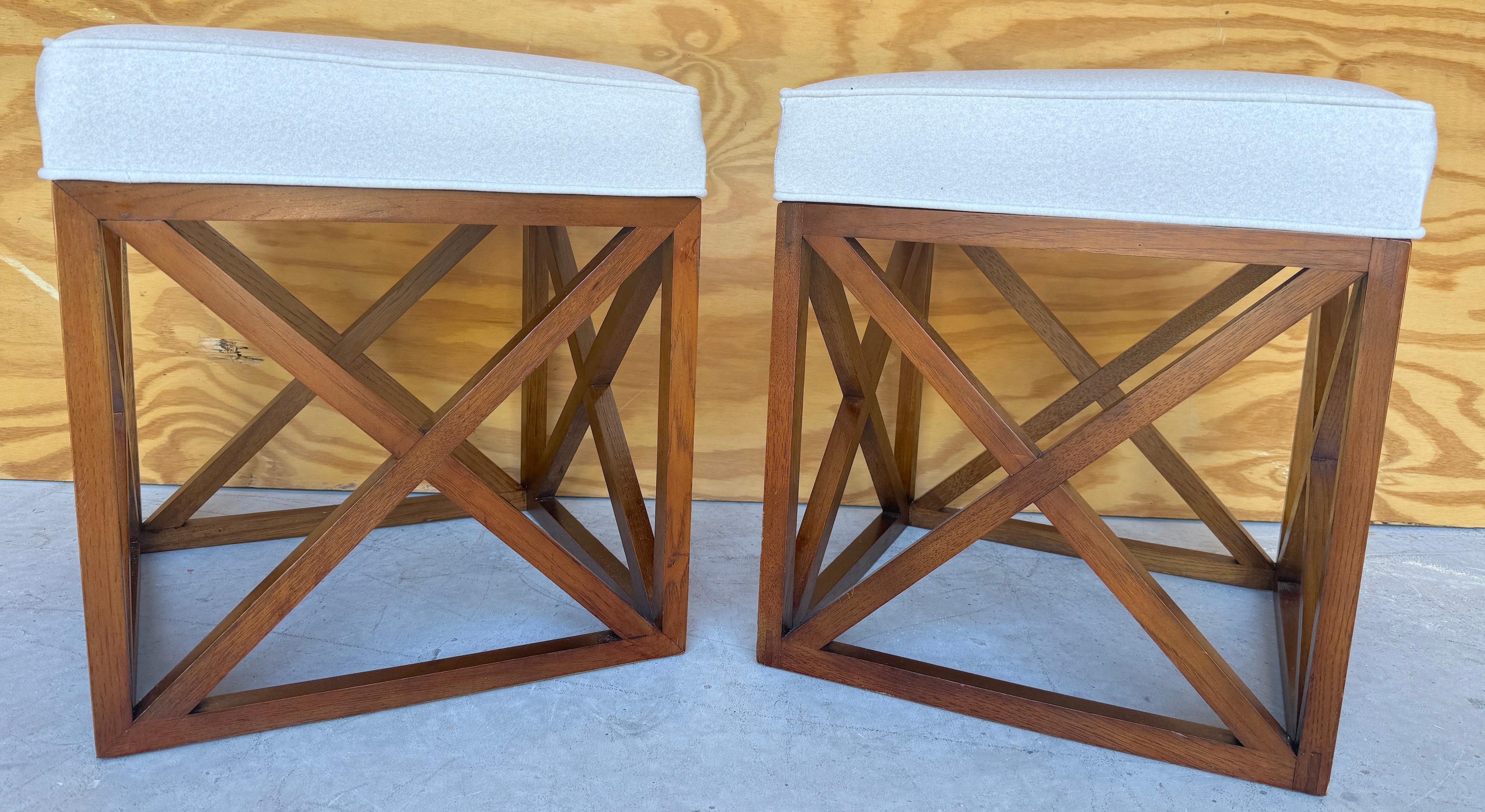Paire de bancs/tabourets MOD Cube 'X' avec tapisserie en mélange de cachemire 
États-Unis, vers les années 1990

Cette paire de bancs MOD cube, mesurant chacun 18 pouces carrés et 20 pouces de haut, est une pièce rare. Ces bancs sont recouverts