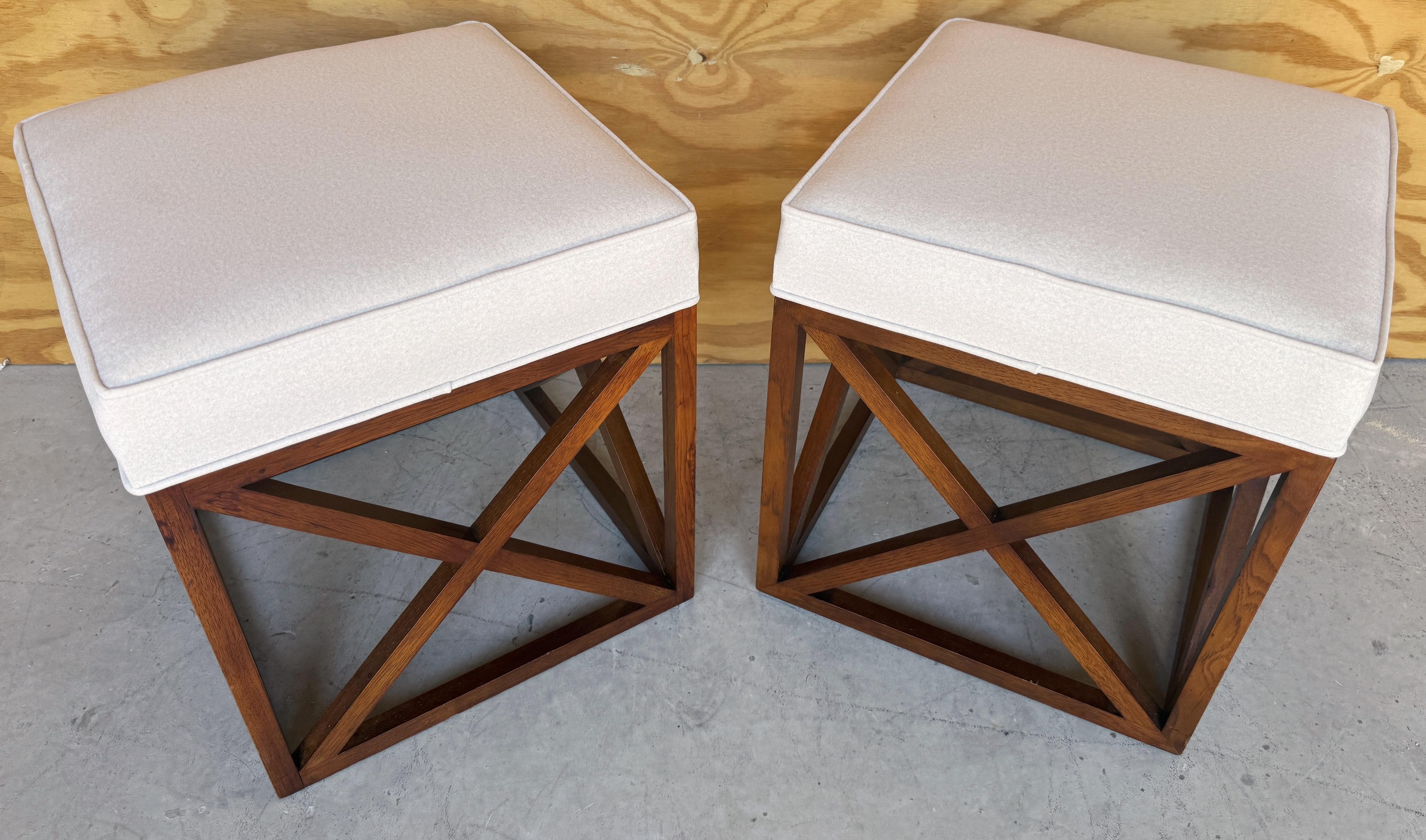 Paire de MOD Cube 'X'  Bancs et tabourets avec revêtement en mélange de cachemire Bon état - En vente à West Palm Beach, FL