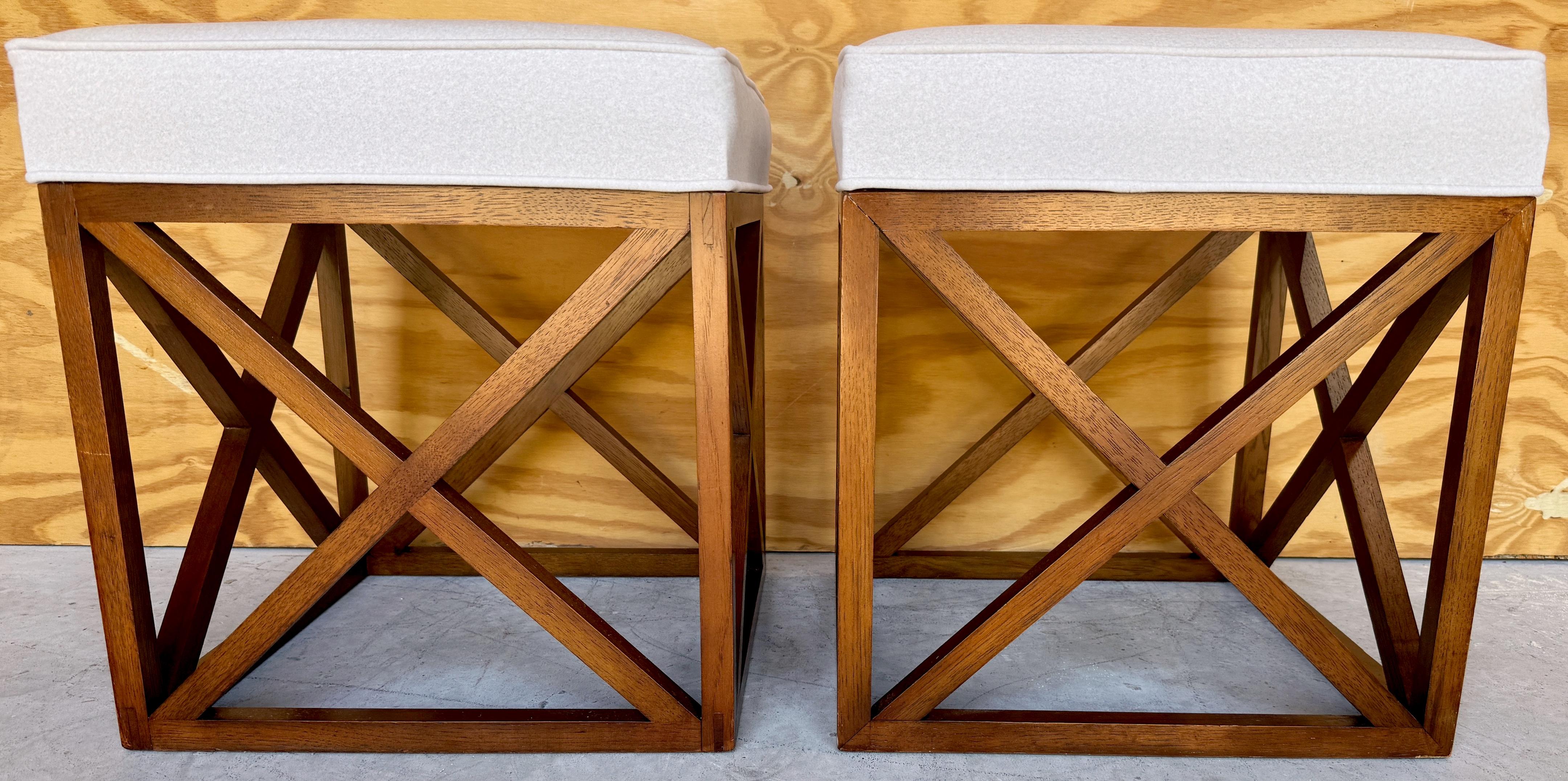 20ième siècle Paire de MOD Cube 'X'  Bancs et tabourets avec revêtement en mélange de cachemire en vente