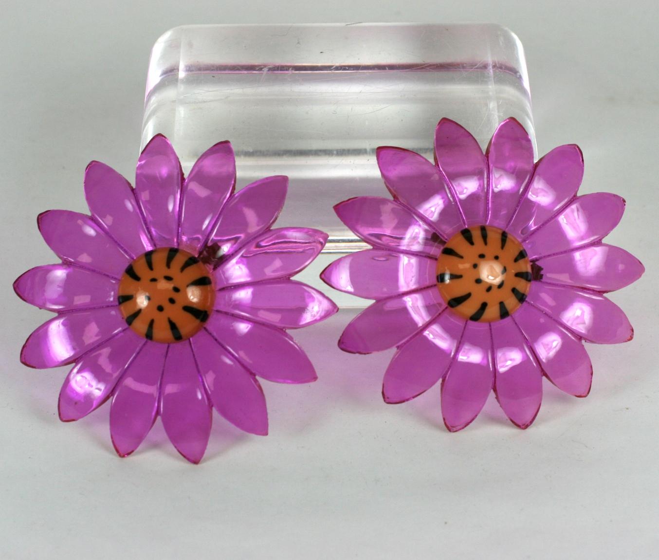 Pair of Mod Lucite Daisy Brooches In Excellent Condition For Sale In New York, NY