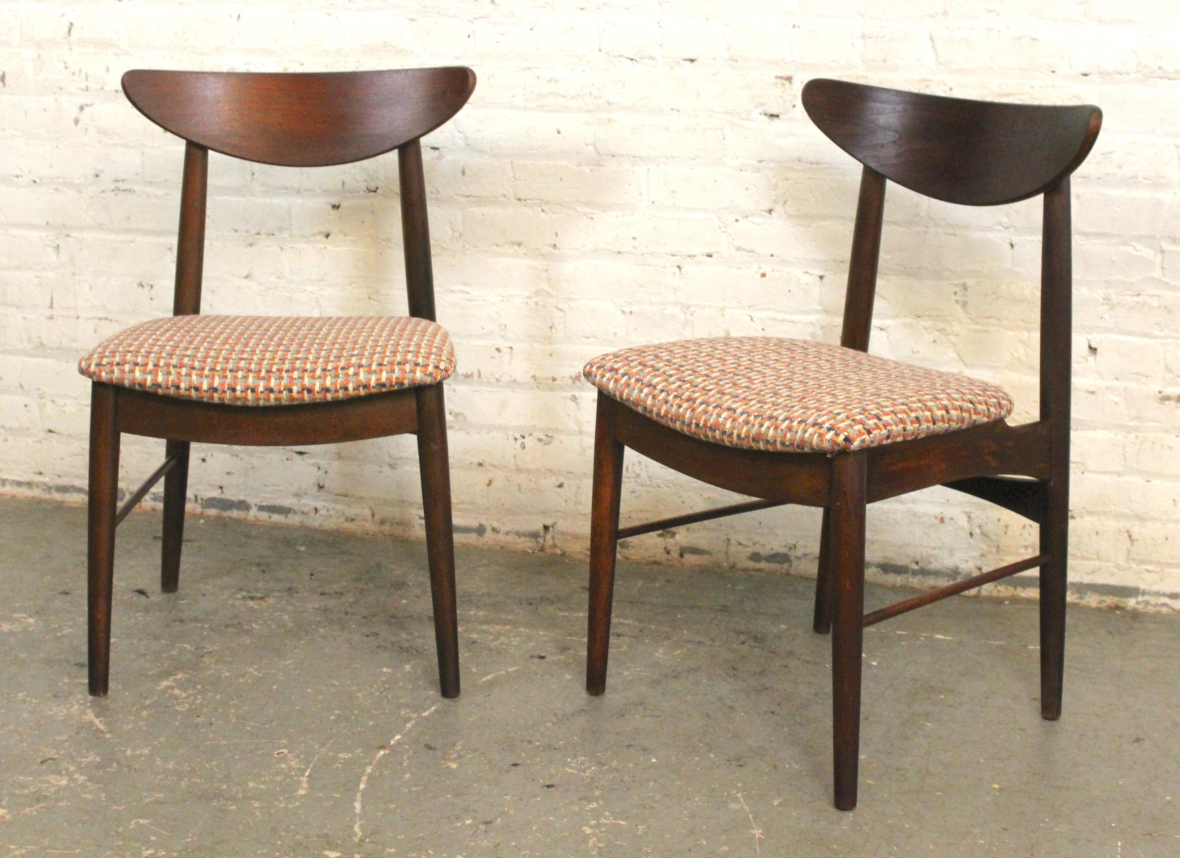 Coppia di poltroncine moderne della metà del secolo scorso di Stanley Furniture. Presenta un'asse di legno ovale, curvata per sostenere la tua schiena, gambe affusolate e barelle in legno. I sedili sono stati recuperati di recente. 
Si prega di
