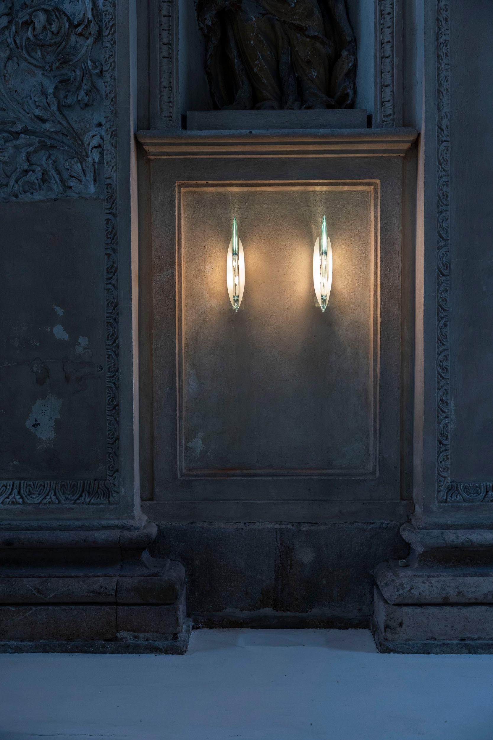 Élégante paire d'appliques, modèle 1552, conçue par Max Ingrand pour Fontana Arte, Italie, vers les années 1950.
Chaque applique présente une structure raffinée en laiton nickelé, avec un double diffuseur en cristal dépoli et un corps central en