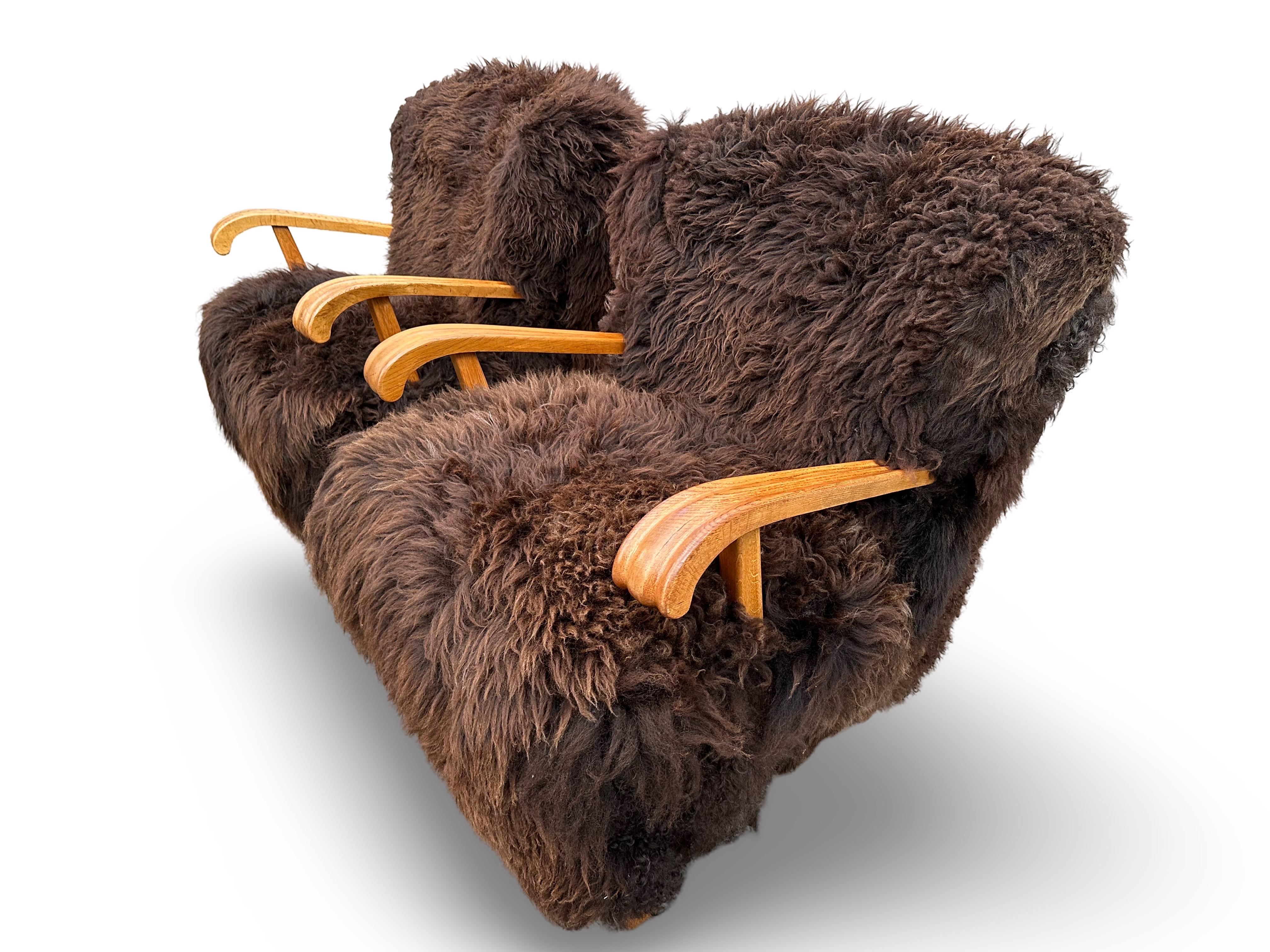 Scandinave moderne Paire de chaises longues modèle 1582 Fritz Hansen en chêne et peau de mouton suédoise à poils longs. en vente