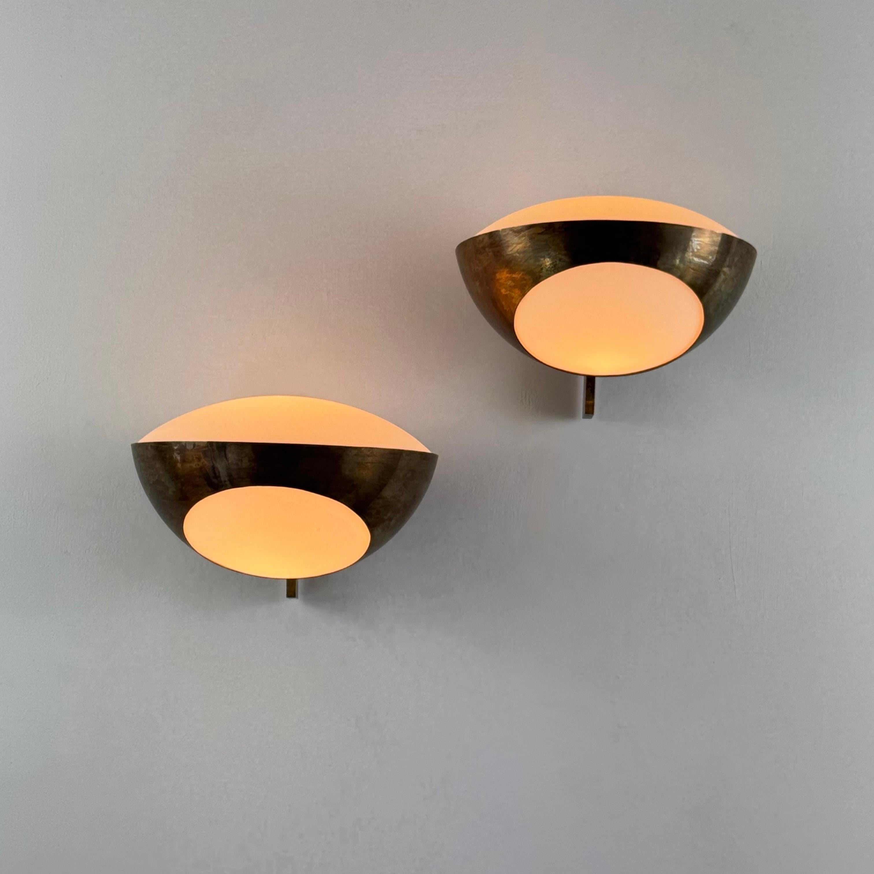 Une paire iconique et rare d'appliques murales à grande échelle de Max Ingrand pour Fontana Arte, produites vers 1963. Ces appliques sculpturales incarnent la sensibilité aux matériaux raffinés et la clarté moderniste qui ont fait d'Ingrand l'un des