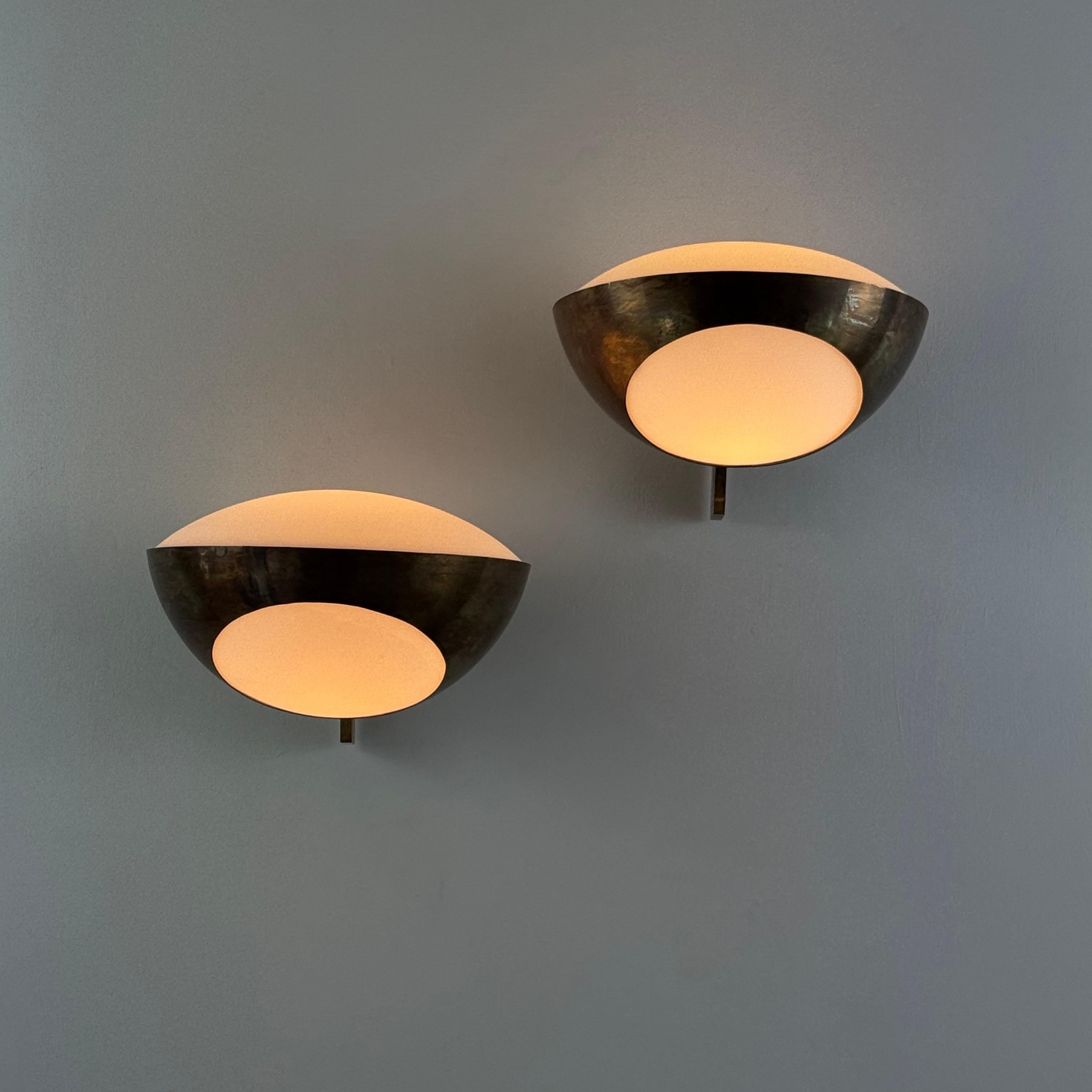 Mid-Century Modern Paire d'appliques en laiton Model No 1963 de Max Ingrand pour Fontana Arte, années 1960 en vente