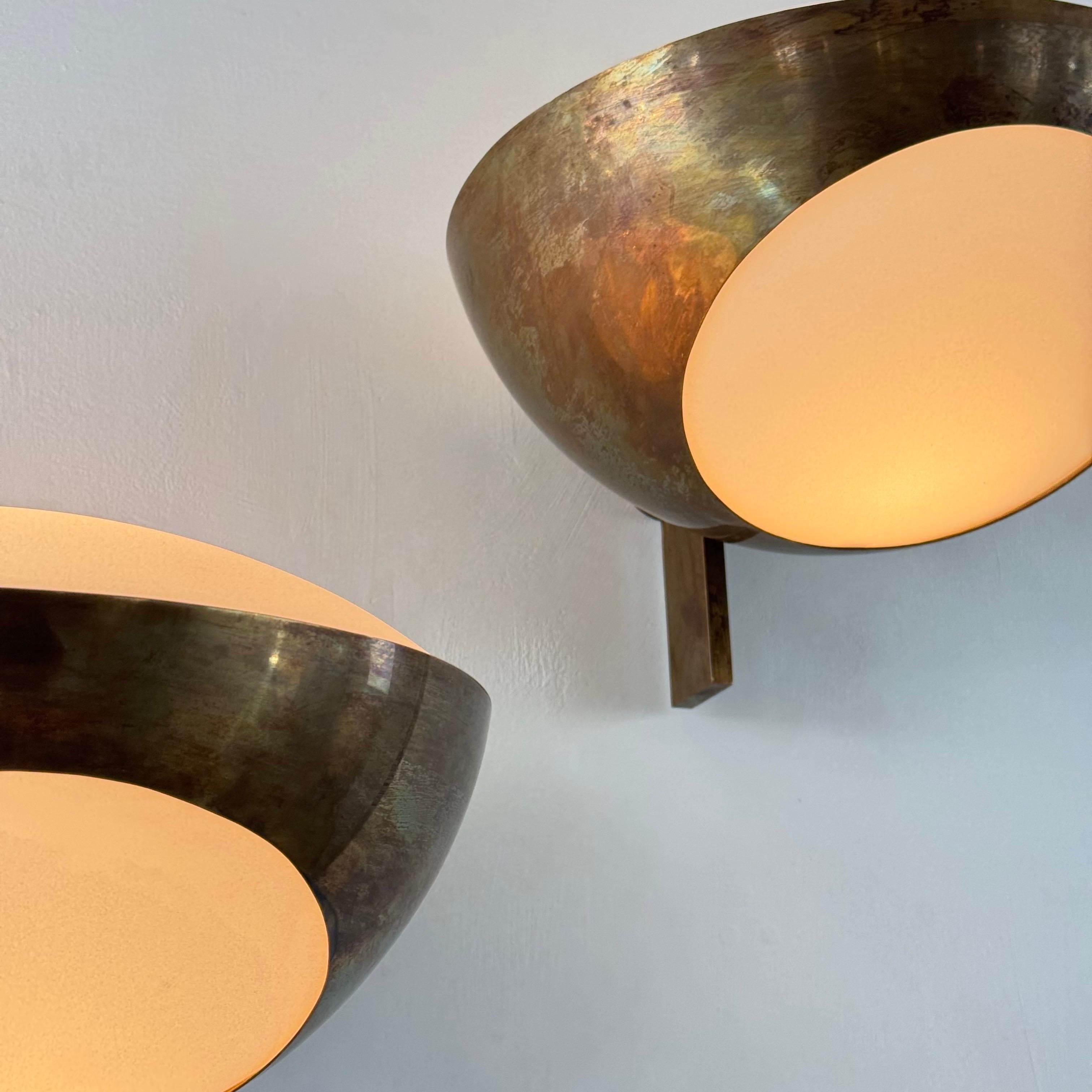 Milieu du XXe siècle Paire d'appliques en laiton Model No 1963 de Max Ingrand pour Fontana Arte, années 1960 en vente
