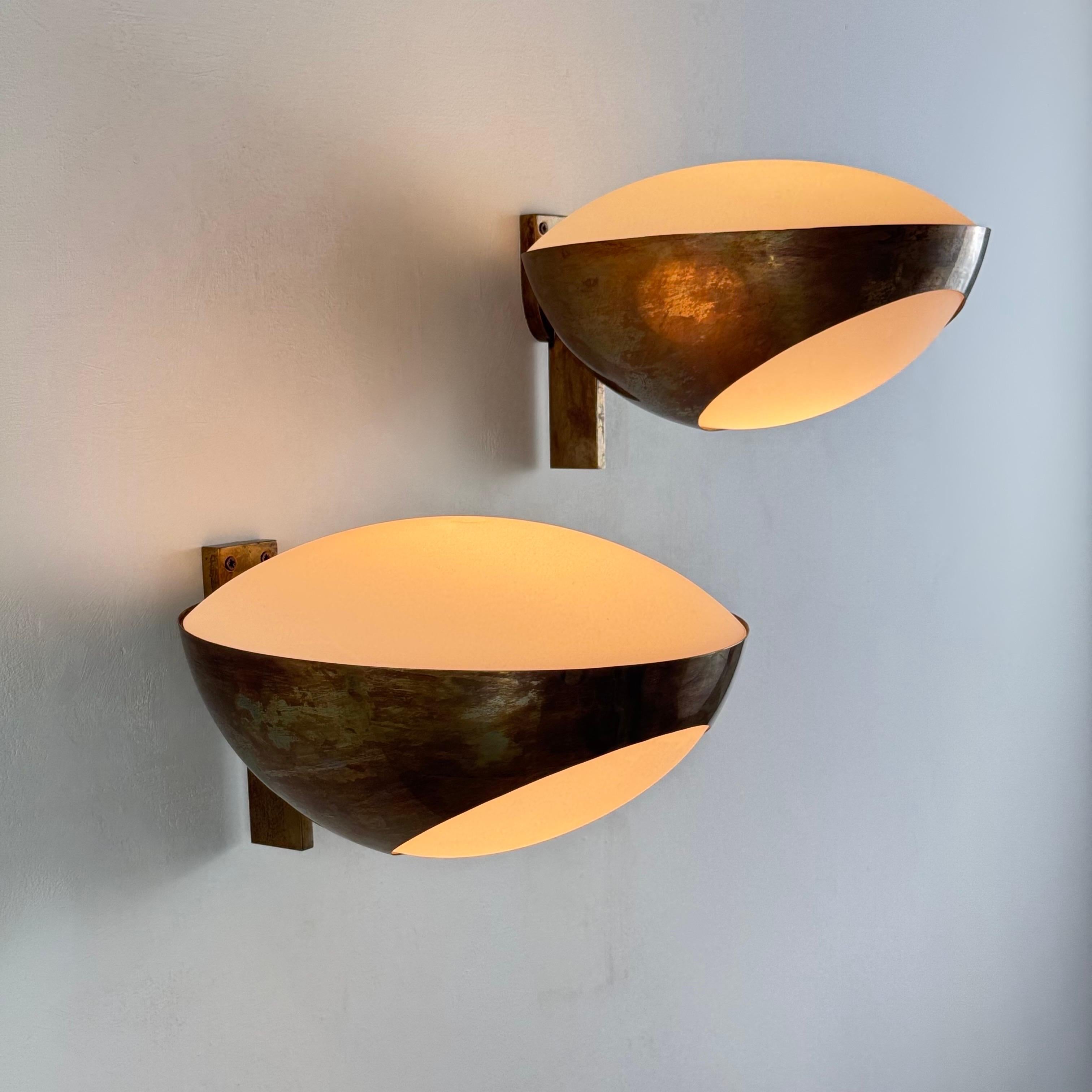 Laiton Paire d'appliques en laiton Model No 1963 de Max Ingrand pour Fontana Arte, années 1960 en vente