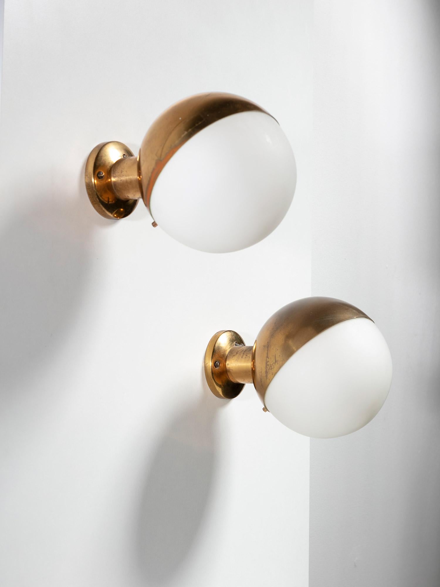Pair of Model 2045 Wall Lamps by Stilnovo In Good Condition In Milan, IT