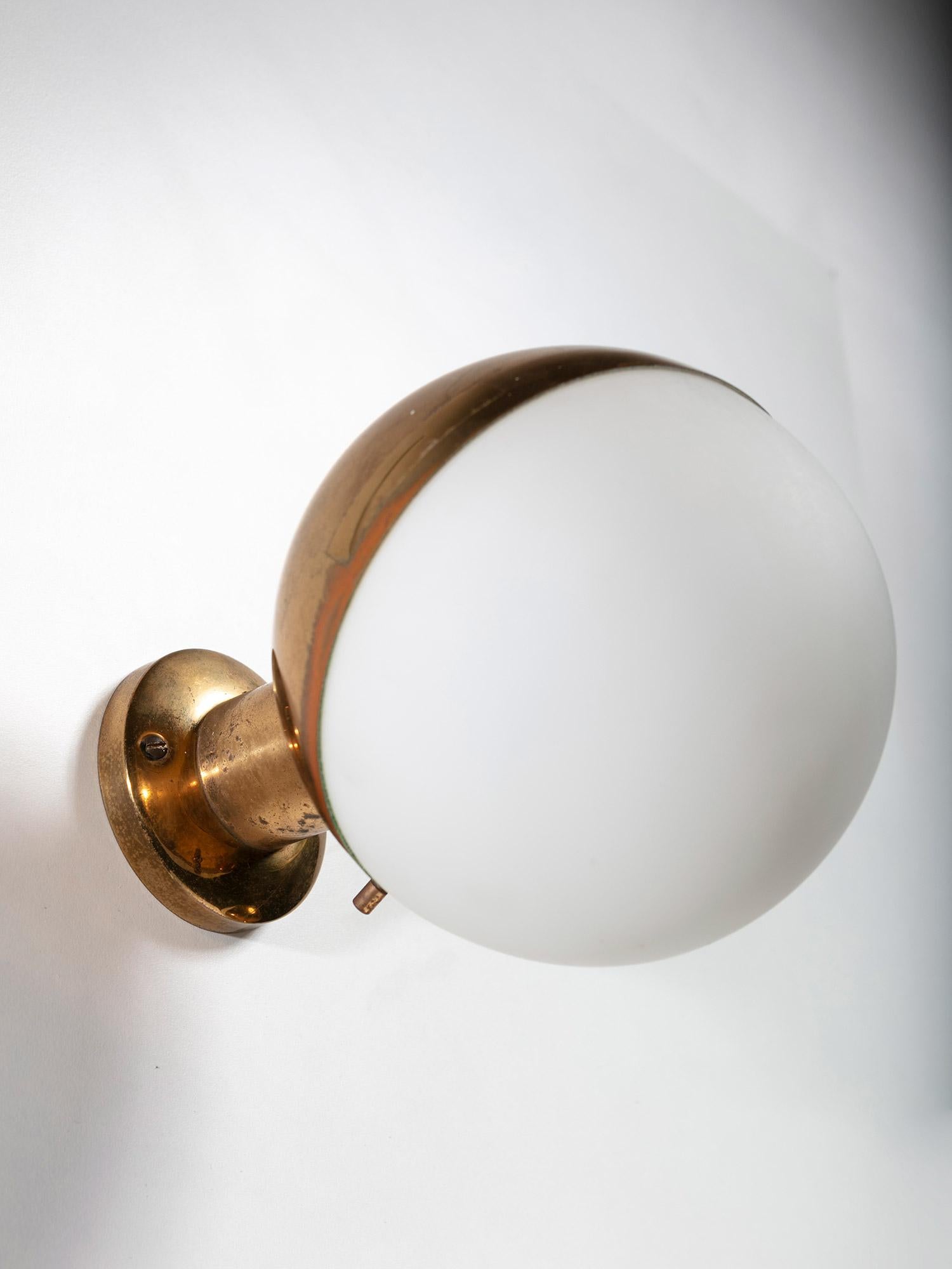 Mid-20th Century Pair of Model 2045 Wall Lamps by Stilnovo
