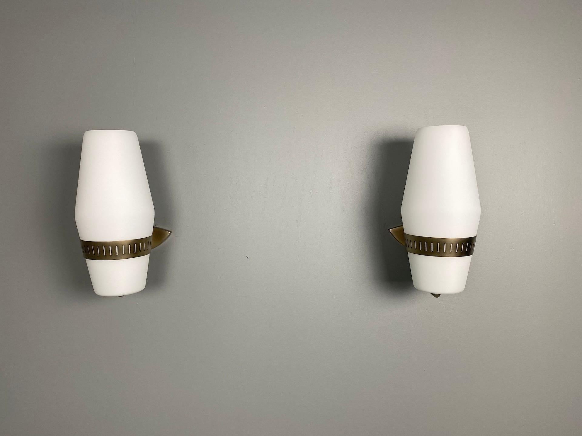 Pair of Model 2078 Large Midcentury Opaline and Brass Nickel by Stilnovo In Excellent Condition For Sale In Rovereta, SM