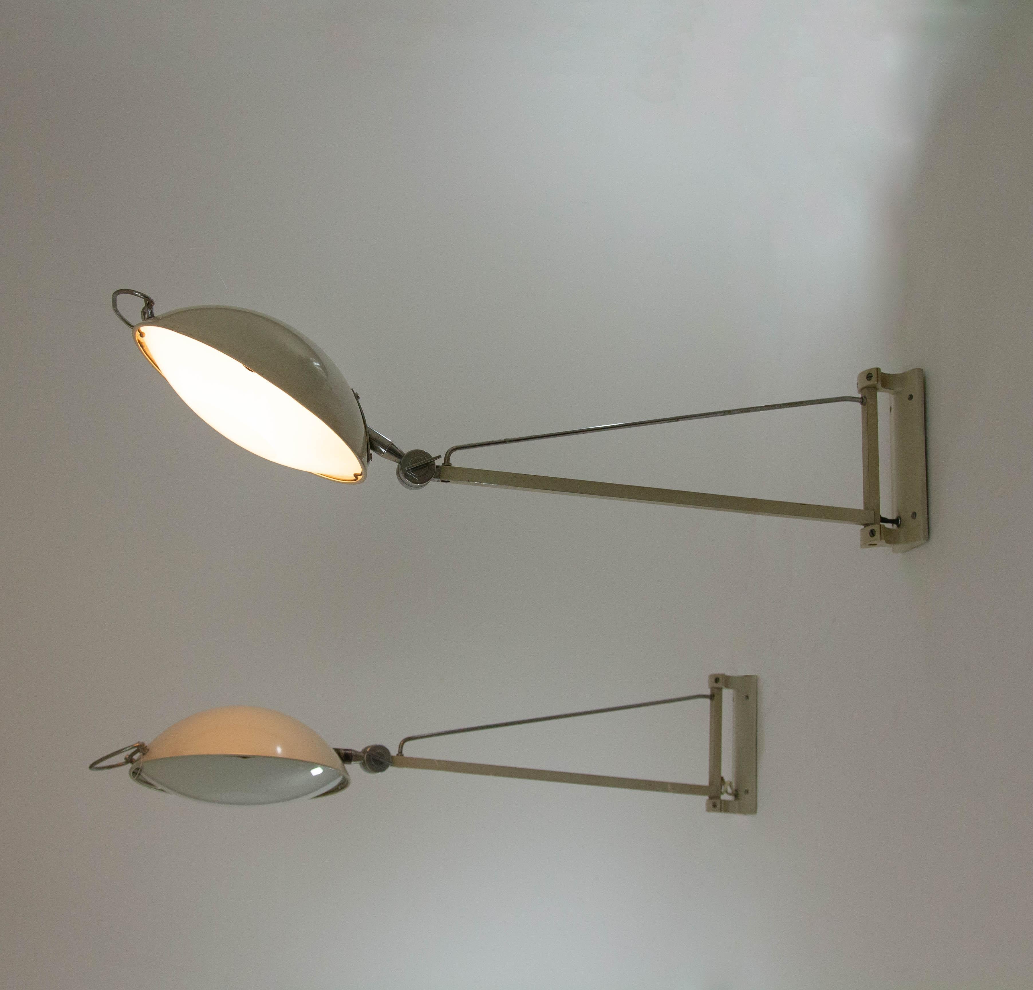 Ein Paar Wandleuchten des Modells 2130, entworfen und hergestellt von Stilnovo in den 1950er Jahren.

Die Lampen können auf verschiedene Weise eingestellt werden. Der Arm der Leuchte kann horizontal verstellt werden. Der Reflektor kann nach oben und