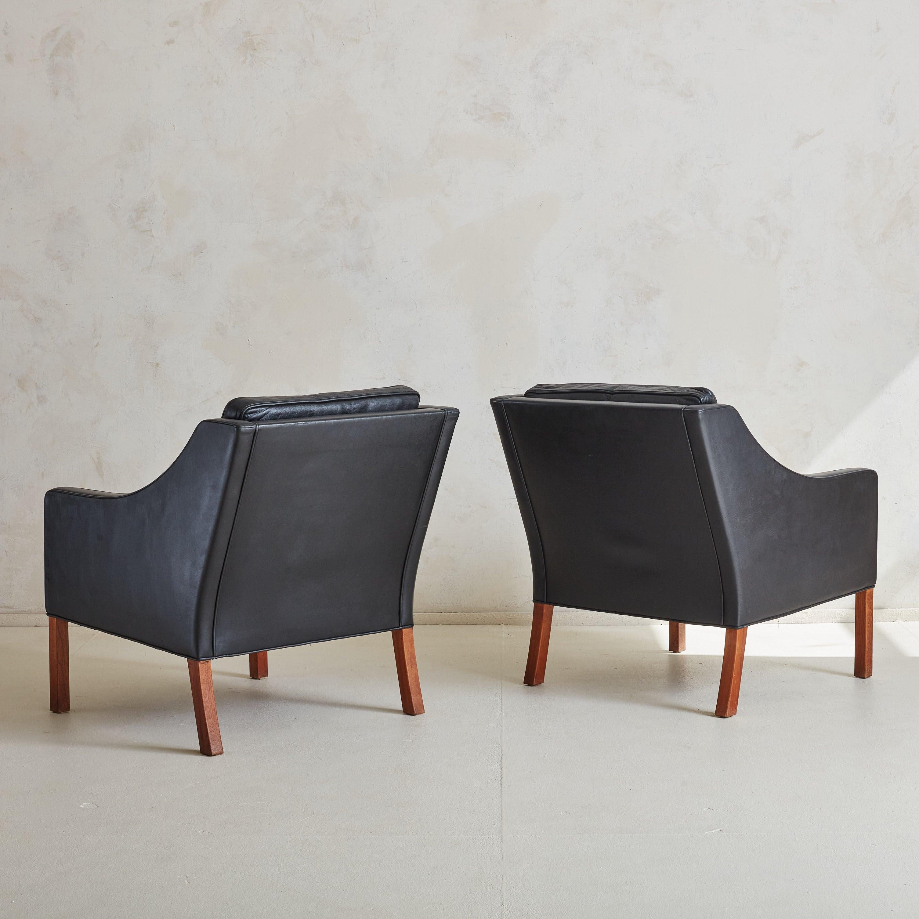 Scandinavian Modern Pair of 'Model #2207' Black Leather Lounge Chairs Attributed to Børge Mogensen