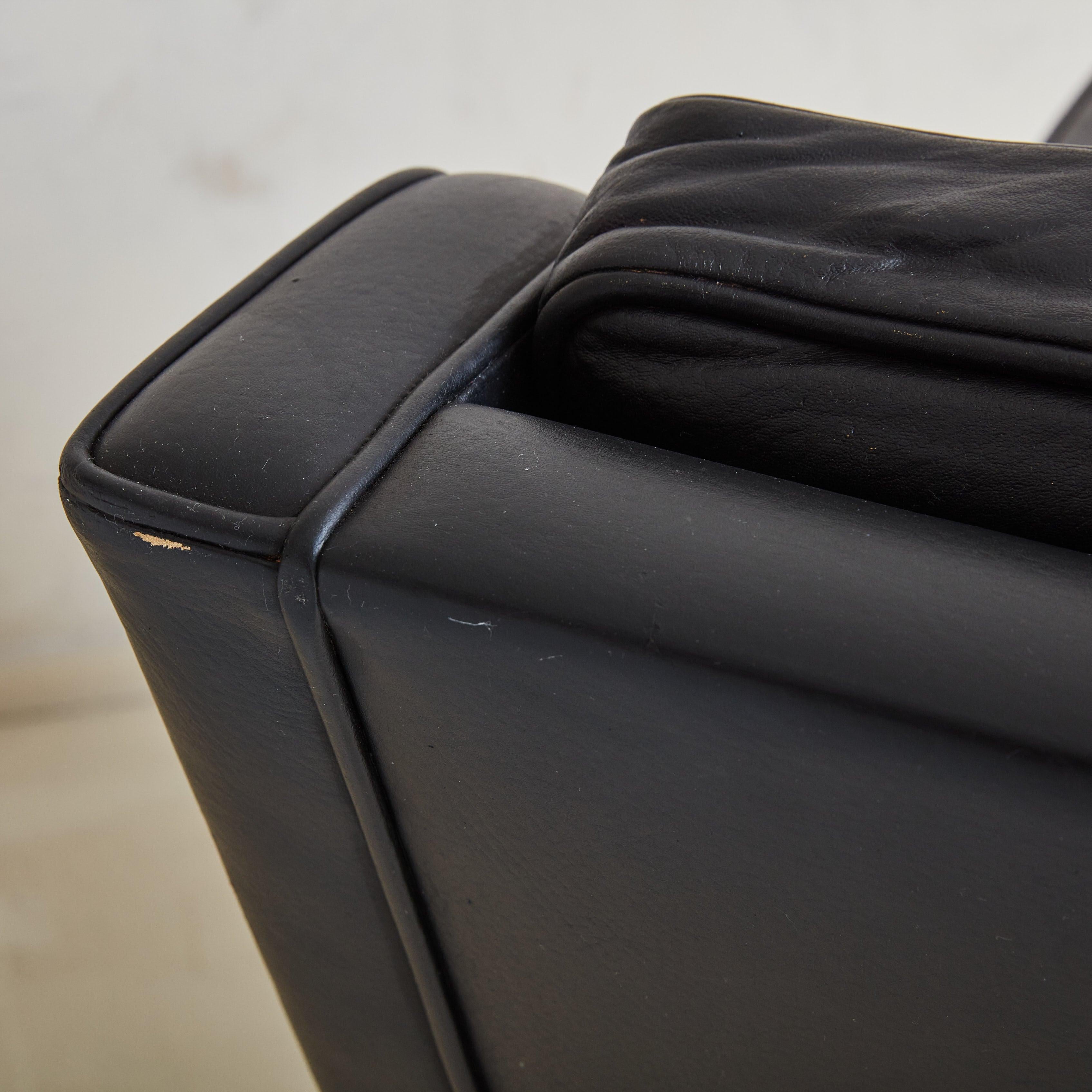Pair of 'Model #2207' Black Leather Lounge Chairs Attributed to Børge Mogensen In Good Condition In Chicago, IL