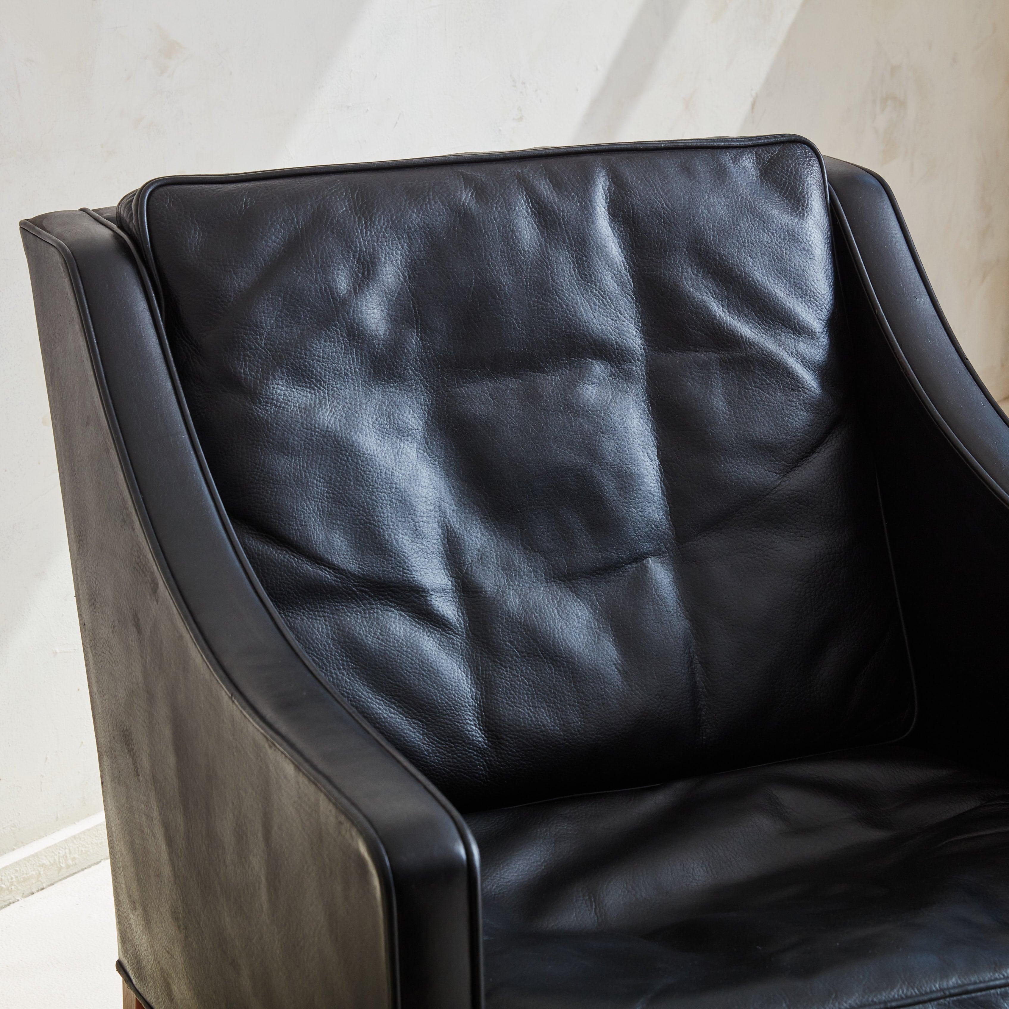Mid-20th Century Pair of 'Model #2207' Black Leather Lounge Chairs Attributed to Børge Mogensen