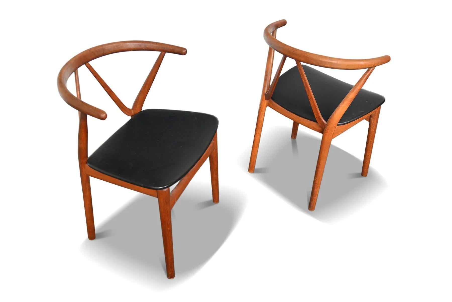 Mid-Century Modern Pair of Model 225 Armchairs in Teak by Henning Kjaernulf For Sale