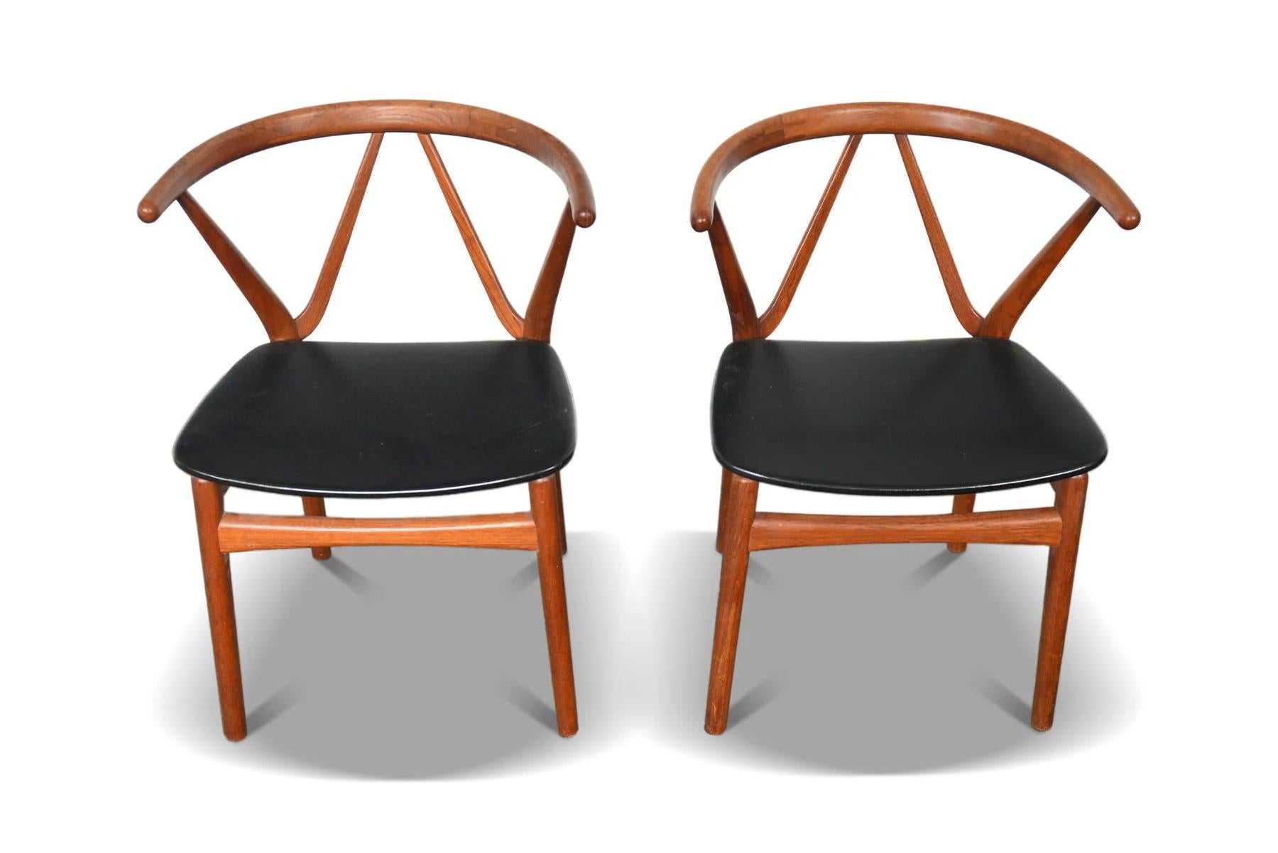 20th Century Pair of Model 225 Armchairs in Teak by Henning Kjaernulf For Sale