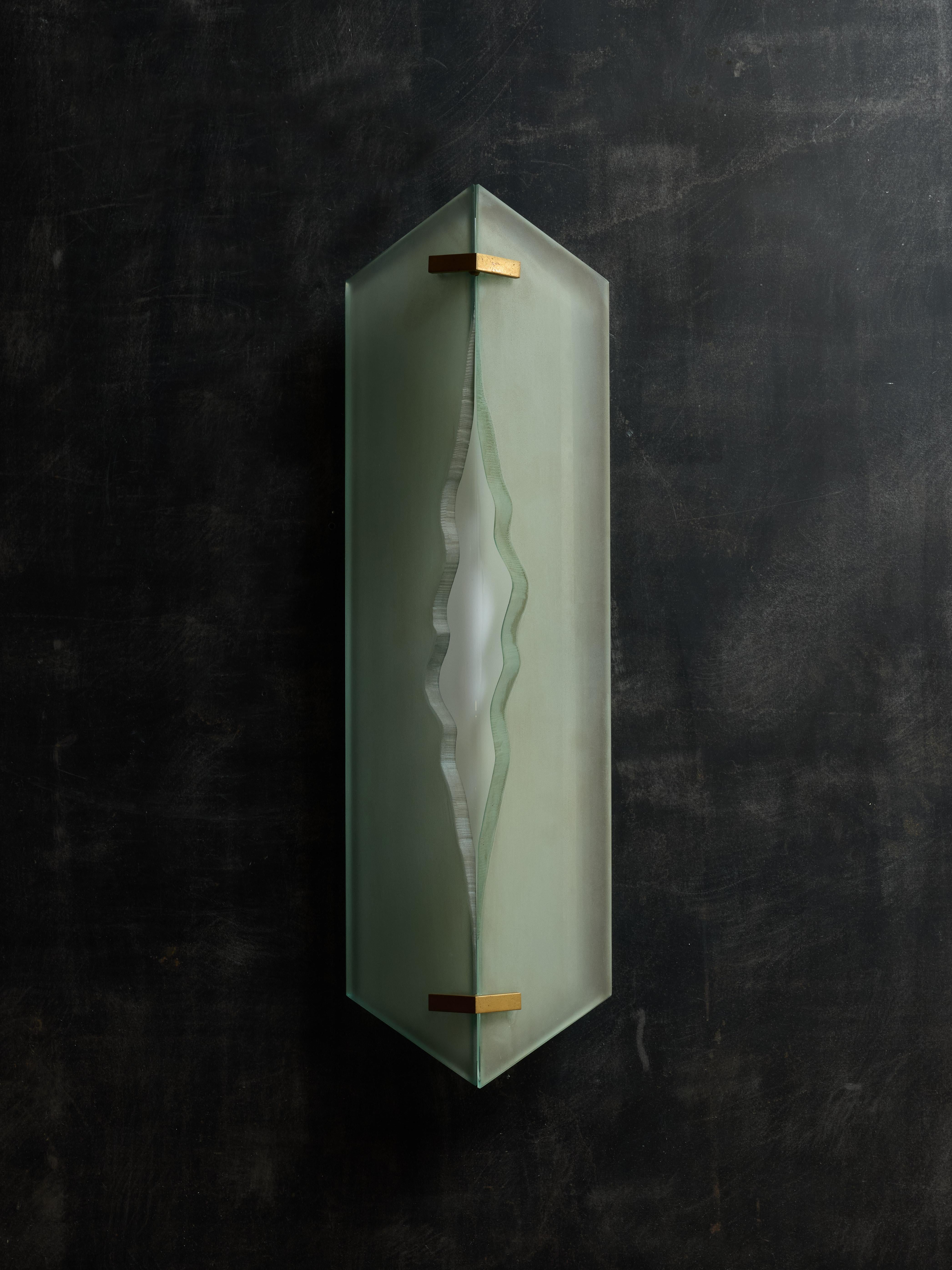 Magnifique et rare paire d'appliques murales conçues par Max Ingrand pour Fontana Arte, modèle 2443.

Celles-ci sont constituées d'une structure métallique, d'un diffuseur en verre blanc cachant les quatre sources de lumière et de deux dalles de