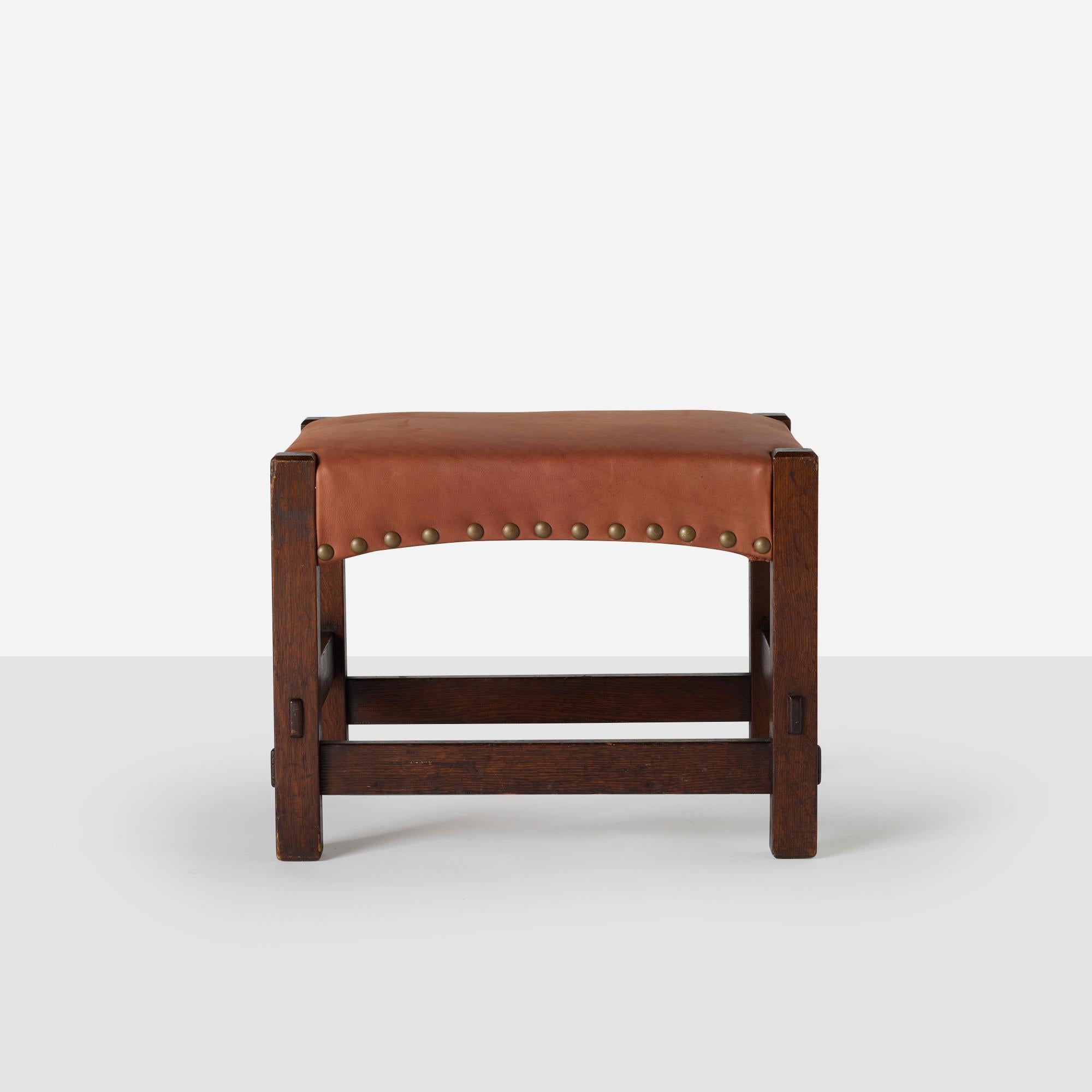 Pareja de Reposapiés Modelo 300 de Gustav Stickley Latón en venta