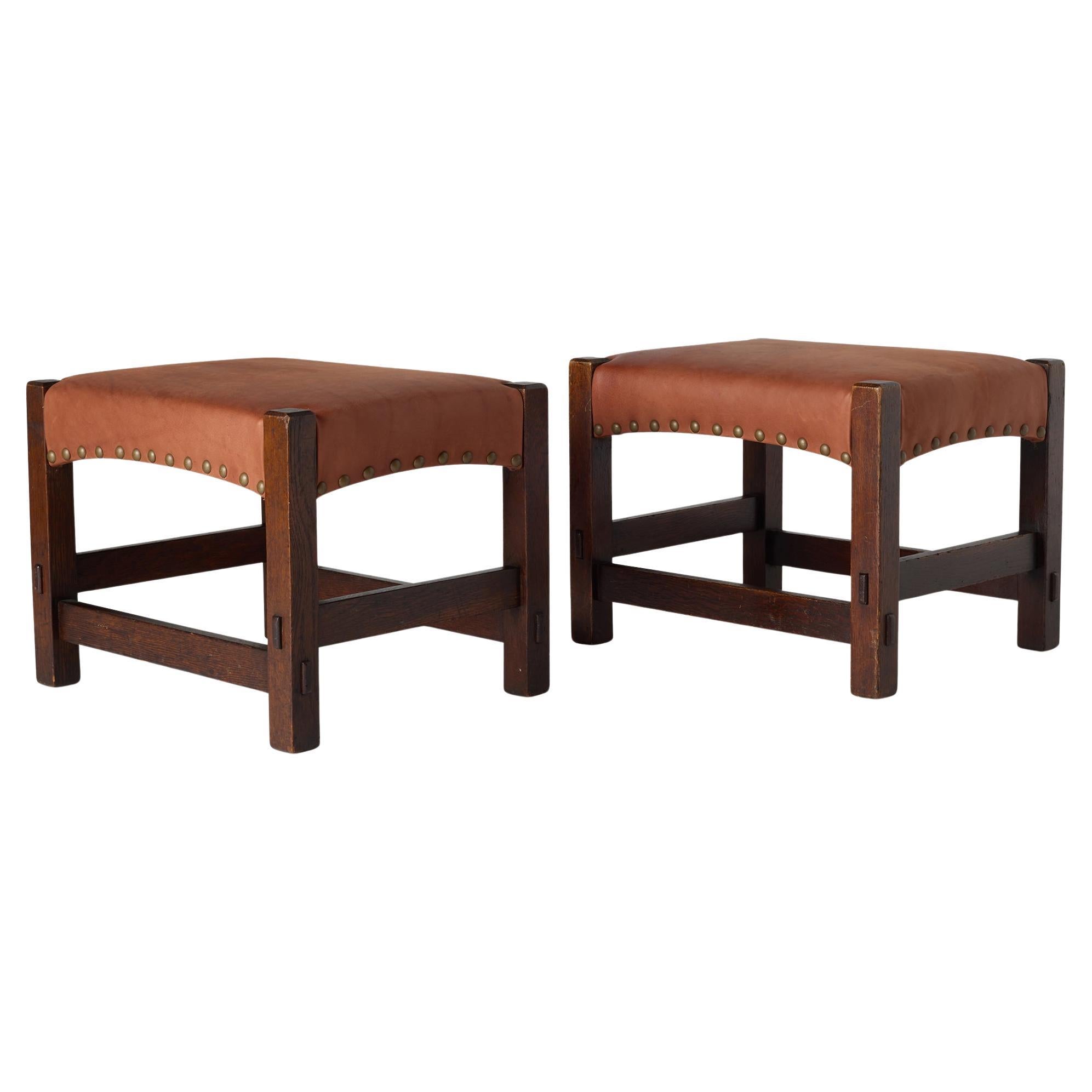 Pareja de Reposapiés Modelo 300 de Gustav Stickley en venta