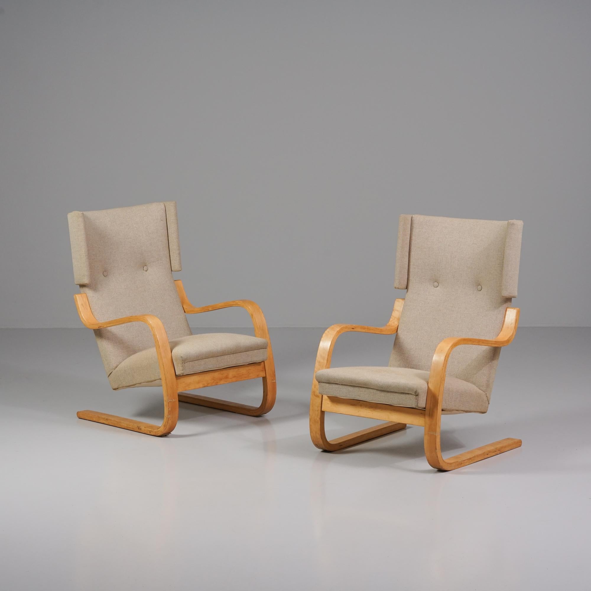 Ein Paar Sessel Modell 401, entworfen von Alvar Aalto, hergestellt von Oy Huonekalu- ja Rakennustyötehdas Ab, 1940/1950er Jahre. Gestell aus Birke, Polsterung aus Wollstoff. Guter Vintage-Zustand, starke Patina und Verschleiß im Einklang mit Alter