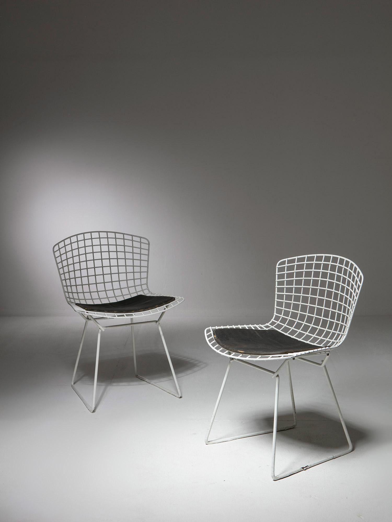 Set of two Model 420 side chairs by Harry Bertoia for Knoll.
Early edition with white metal frame and black seat pad.