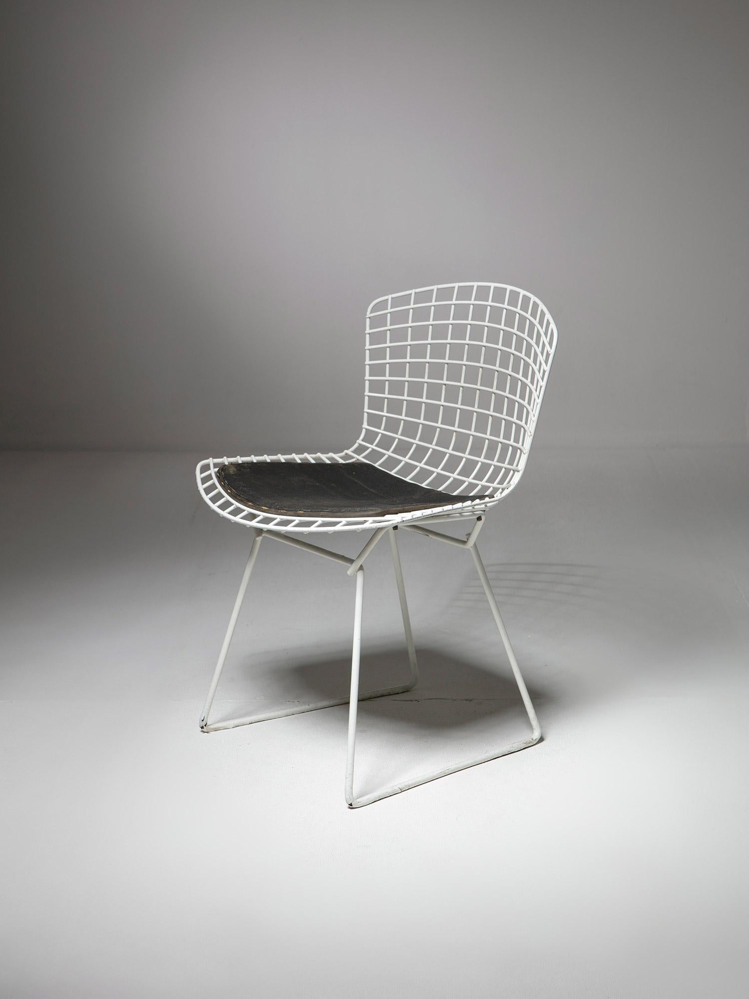 italien Paire de chaises d'appoint modèle 420 avec cadre en métal blanc par Harry Bartoia pour Knoll en vente