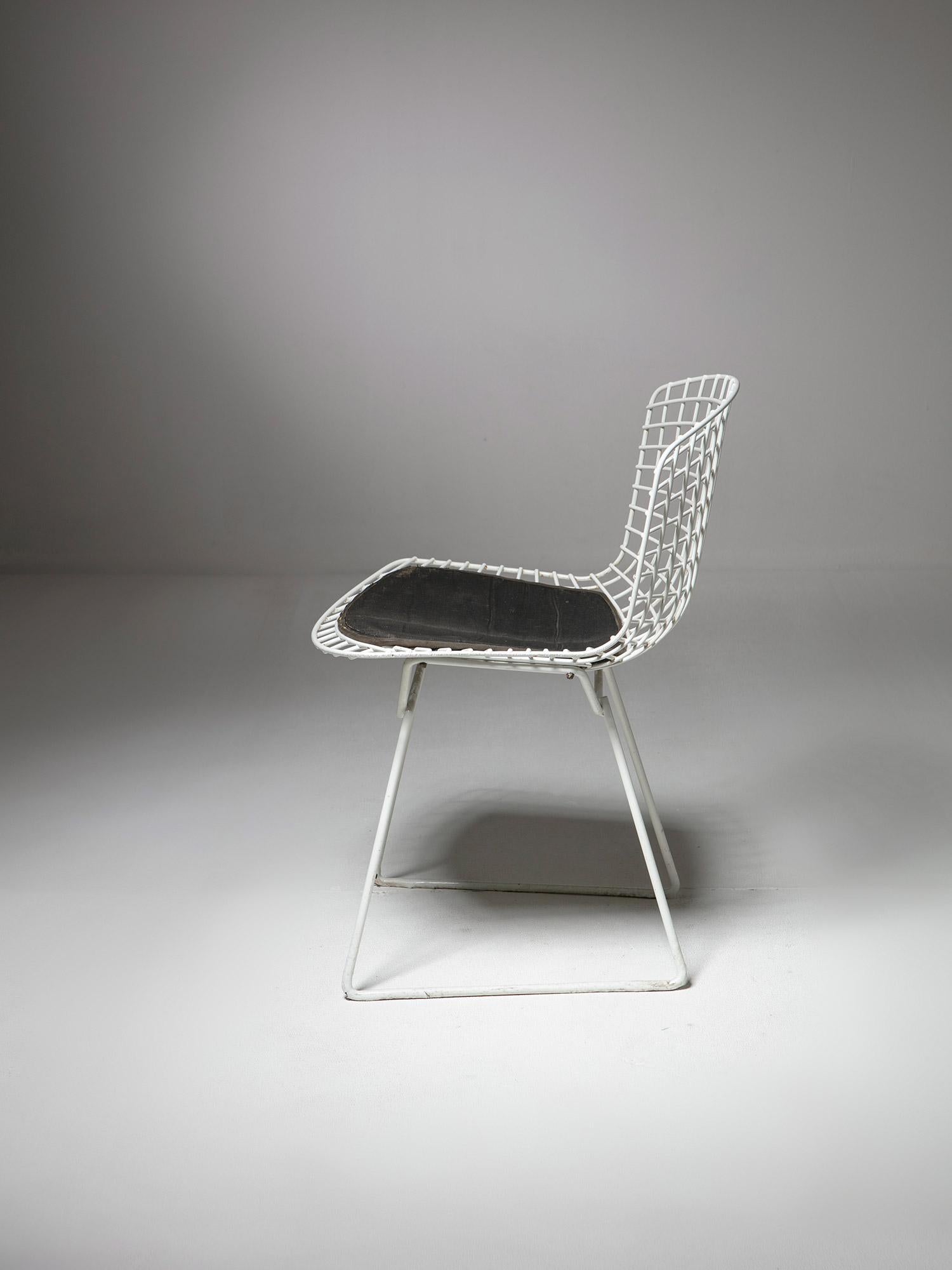 Pair of Model 420, Side Chairs with White Metal Frame by Harry Bartoia for Knoll In Good Condition For Sale In Milan, IT