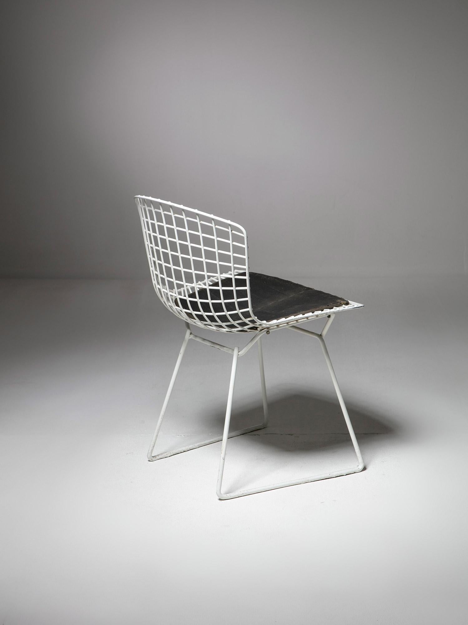 Milieu du XXe siècle Paire de chaises d'appoint modèle 420 avec cadre en métal blanc par Harry Bartoia pour Knoll en vente