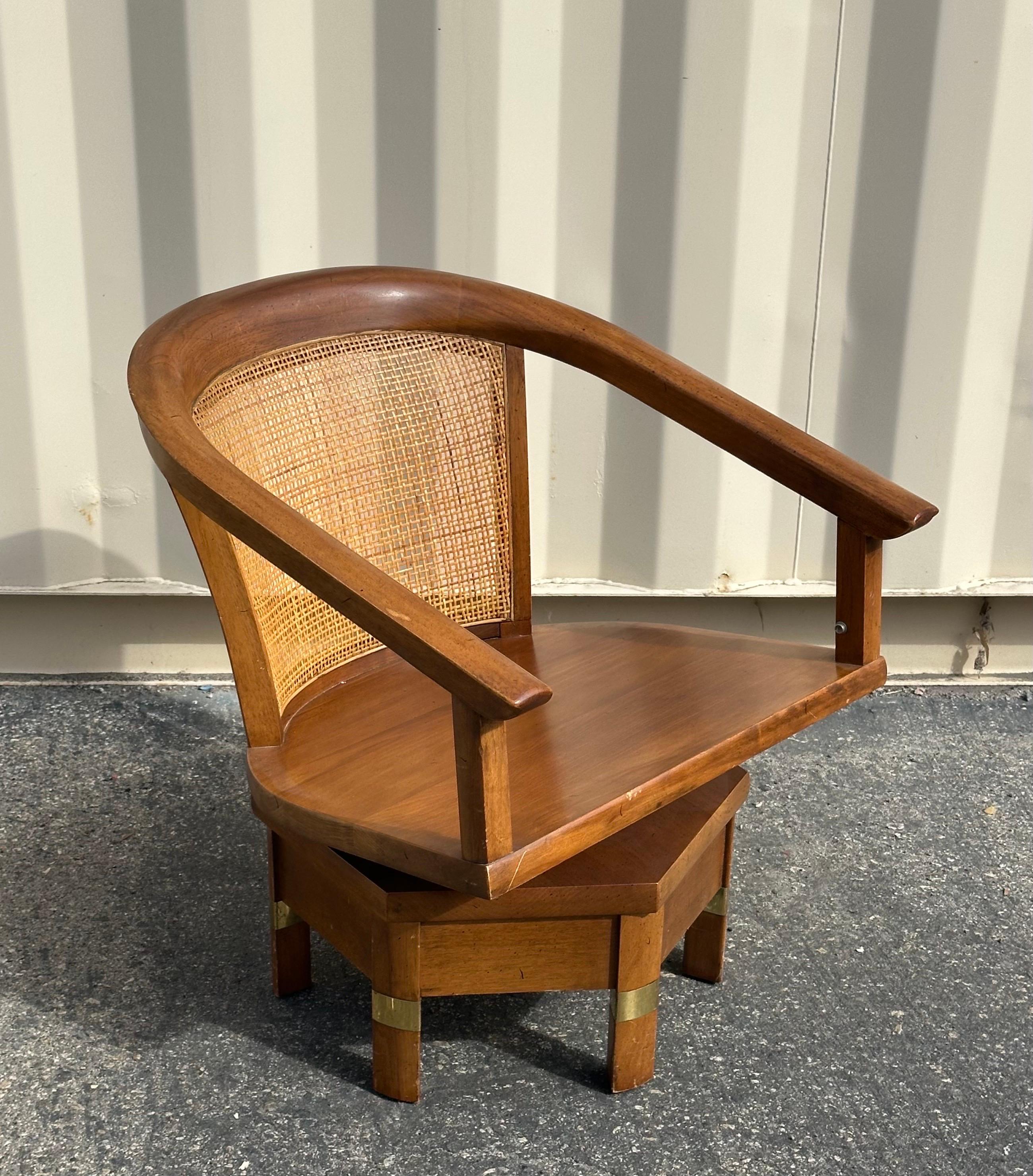 Coppia di sedie girevoli MCM modello 5105 in mogano e canna di Jim Peed per Hickory in vendita 3